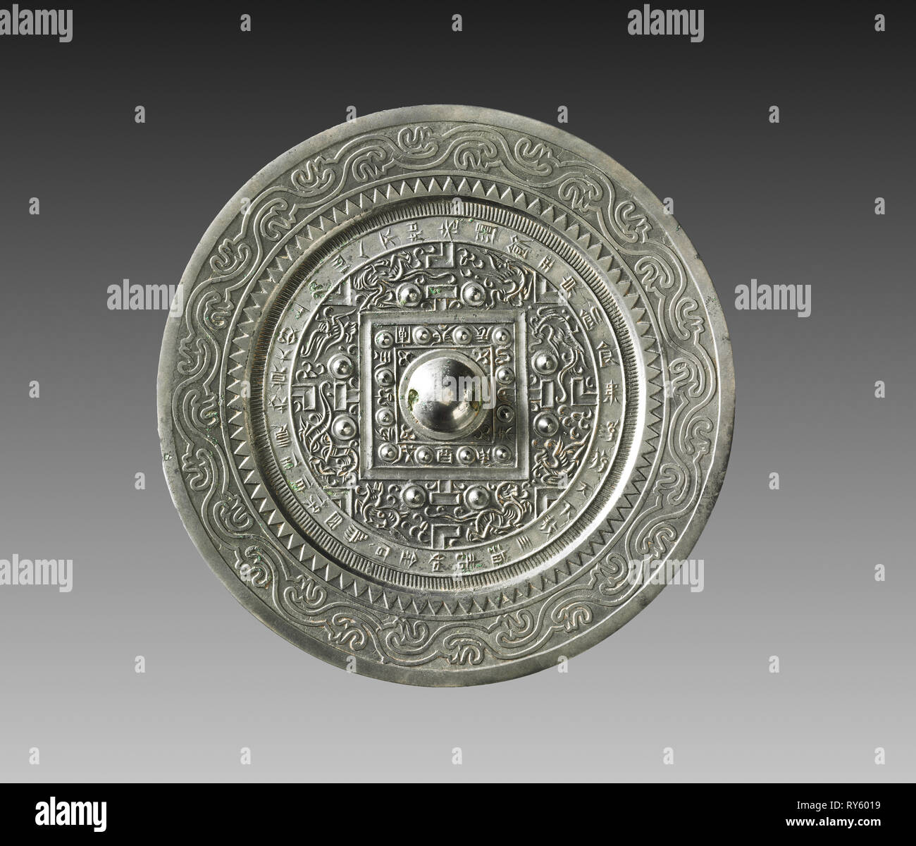 TLV Mirror avec plusieurs mamelons, 9-23. Chine, dynastie Xin (9-23). Bronze ; diamètre : 16,9 cm (6 5/8 in.) ; total : 1,1 cm (7/16 po.) ; rim : 0,5 cm (3/16 po Banque D'Images