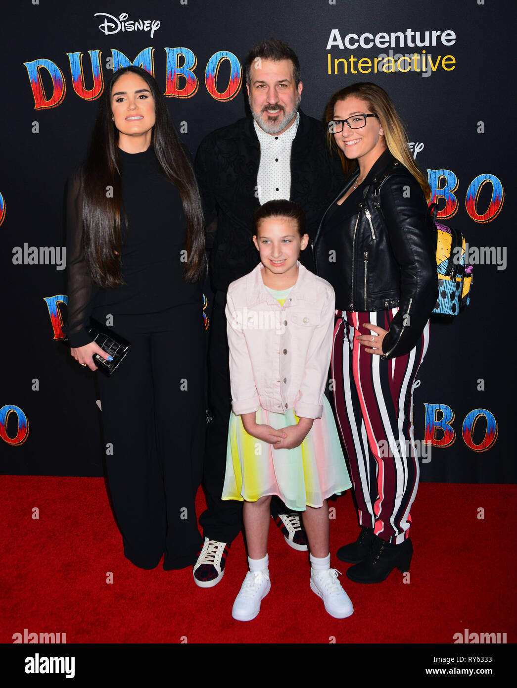 Hollywood, Californie, USA. Mar 11, 2019. Izabel Araujo, Joey Fatone, Kloey Alexandra Fatone et Briahna Joely Fatone assister à la première de s Disney Dumbo à El Capitan Theatre le 11 mars 2019 à Los Angeles, Californie. Credit : Tsuni / USA/Alamy Live News Banque D'Images