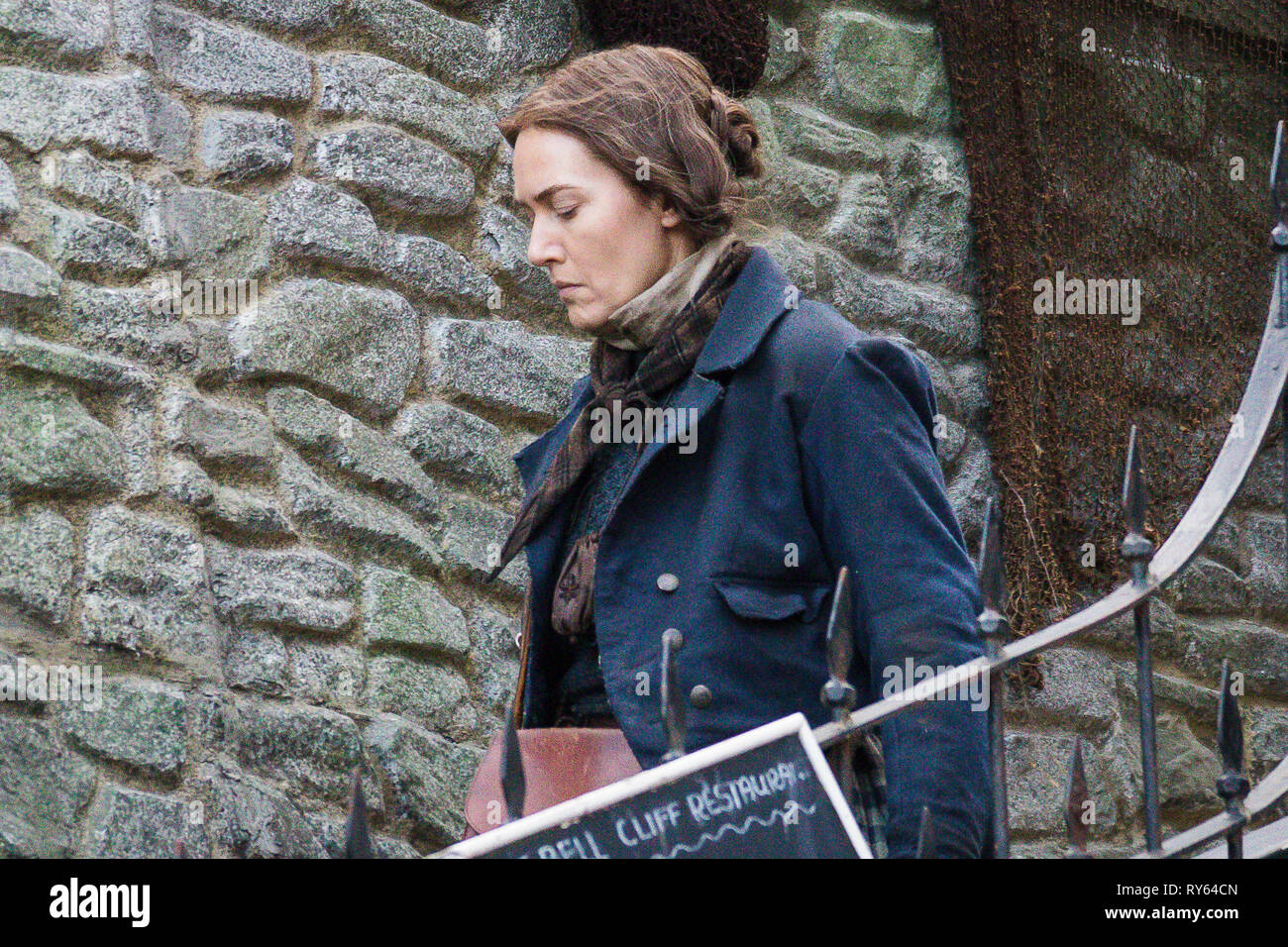 Lyme Regis, dans le Dorset, UK. Mar 11, 2019. Tournage d'ammonite un long métrage sur la vie de Mary Anning chasseur de fossiles. Tourné en extérieur dans la région de Lyme Regis, une ville de l'ouest du Dorset, Angleterre, où le vrai Mary Anning travaillé et perçu des fossiles dans le début des années 1800, photo : David Betteridge/Alamy Live News Banque D'Images