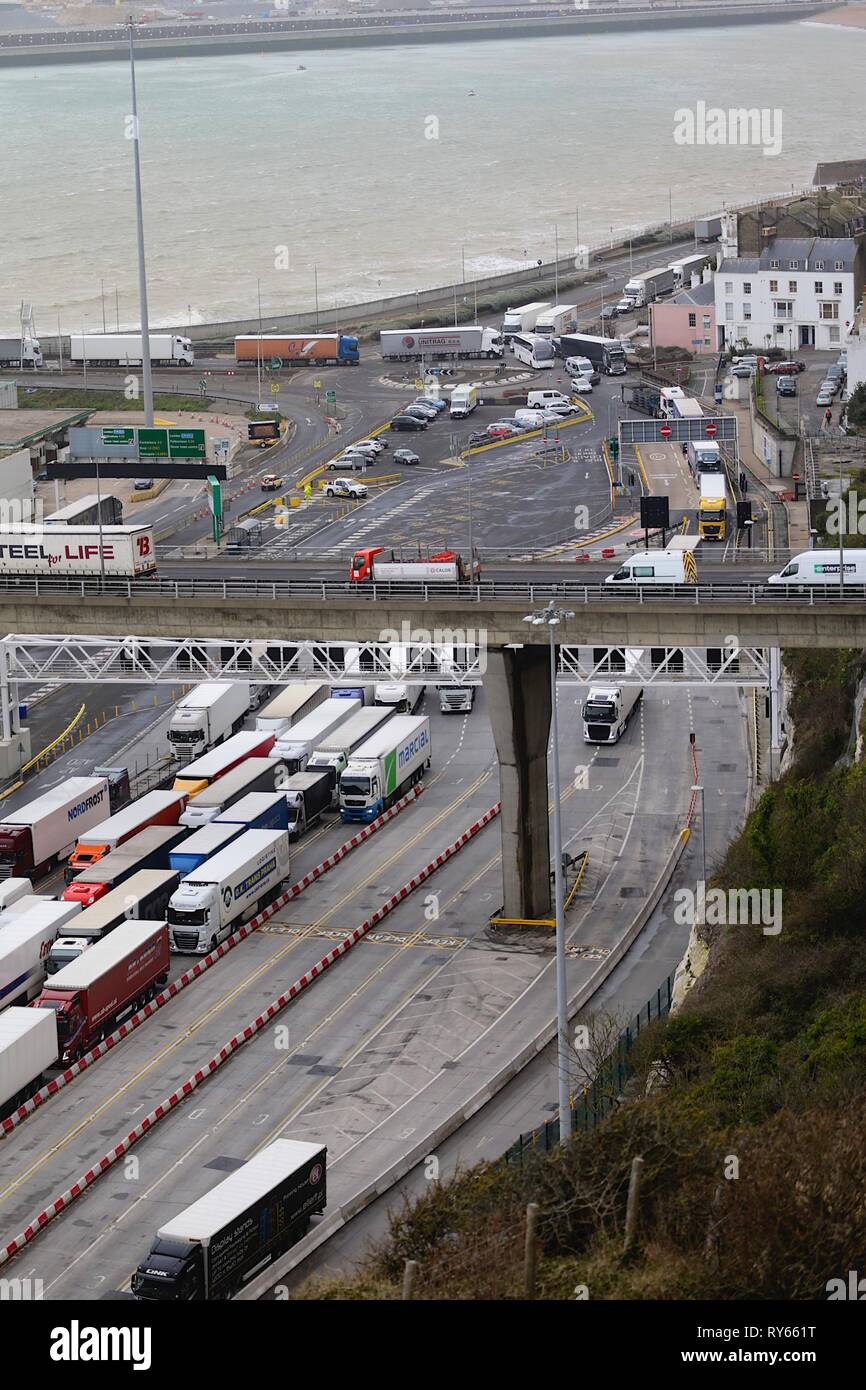 Dover, Kent, UK. Mar 12, 2019. Météo France : Mise en place de files d'attente de camions à Douvres sur la M20 presque le port en raison des conditions météorologiques de Gareth tempête cause de retards. Crédit : Paul Lawrenson, 2019 Crédit photo : Paul Lawrenson/Alamy Live News Banque D'Images