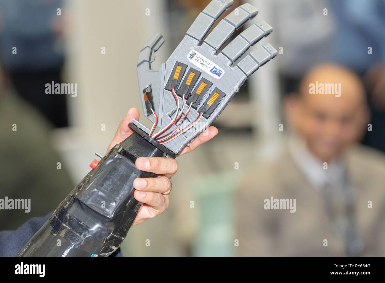 Londres, Royaume-Uni. 12 mars 2019. L'électronique flexible et Senesing technologies (BEST) show à prothèse de la main avec l'avance des capteurs de données et la rétroaction à la technologie portable Spectacle au Business Design Centre, le plus grand événement dédié aux technologies liées, le salon dispose de produits innovants à partir de start-ups ainsi que des produits de grandes sociétés de technologie et comprend les dernières en réalité virtuelle et réalité augmentée de périphériques et de logiciels Crédit : Ian Davidson/Alamy Live News Banque D'Images