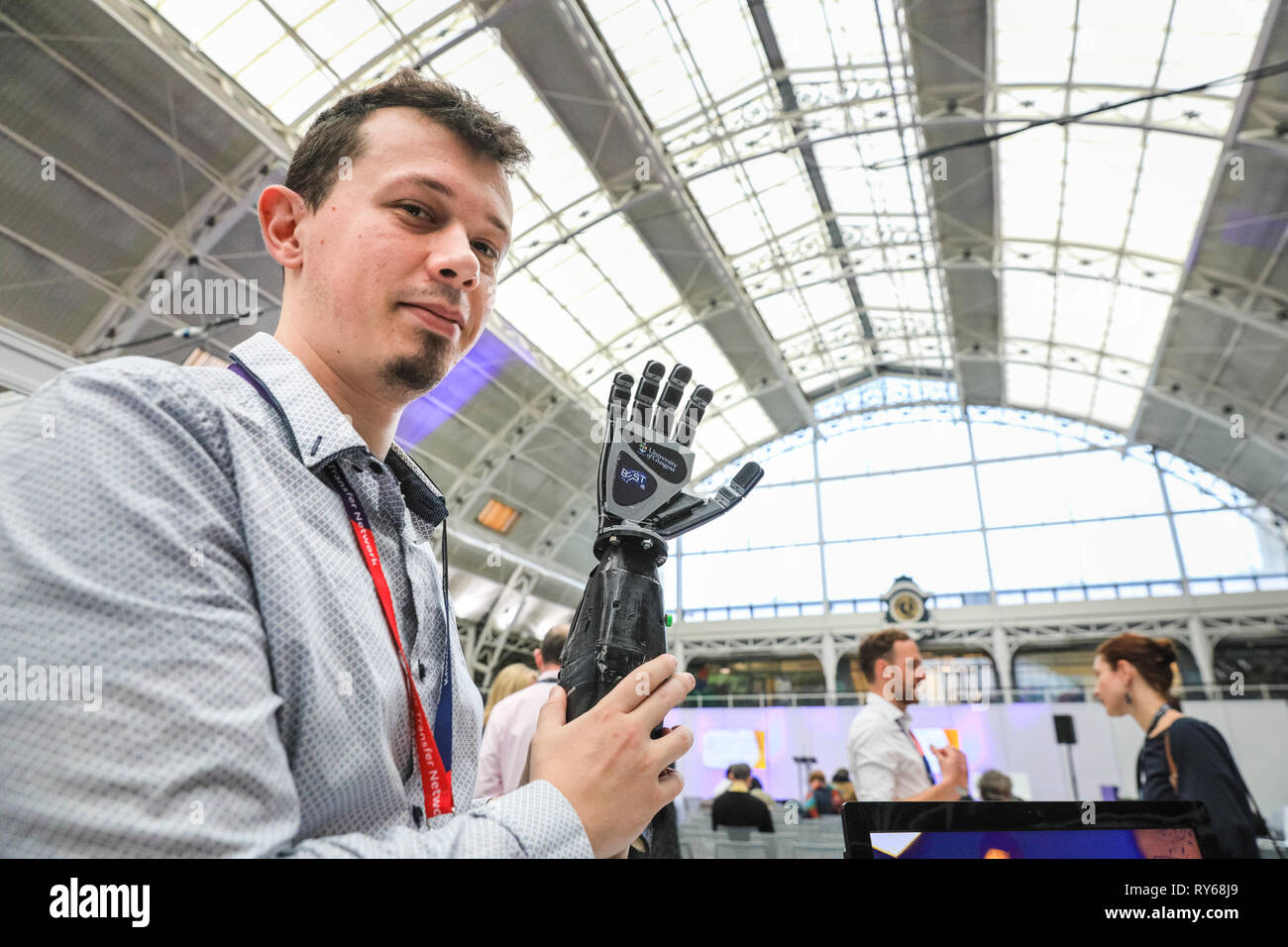 Londres, Royaume-Uni, le 12 mars 2019.L'Université de Glasgow présente des solutions médicales tech - un bras robotisé contrôlé par la main et le mouvement musculaire, idéal pour ceux qui ont perdu un membre. Le Wearable Technology Show Salon de la technologie de la Santé numérique et au Business Design Centre, Islington, rassemblent les entreprises et les délégués des quatre coins du monde pour présenter et mettre en valeur les innovations mis à entrer dans une nouvelle ère de la technologie. Credit : Imageplotter/Alamy Live News Banque D'Images