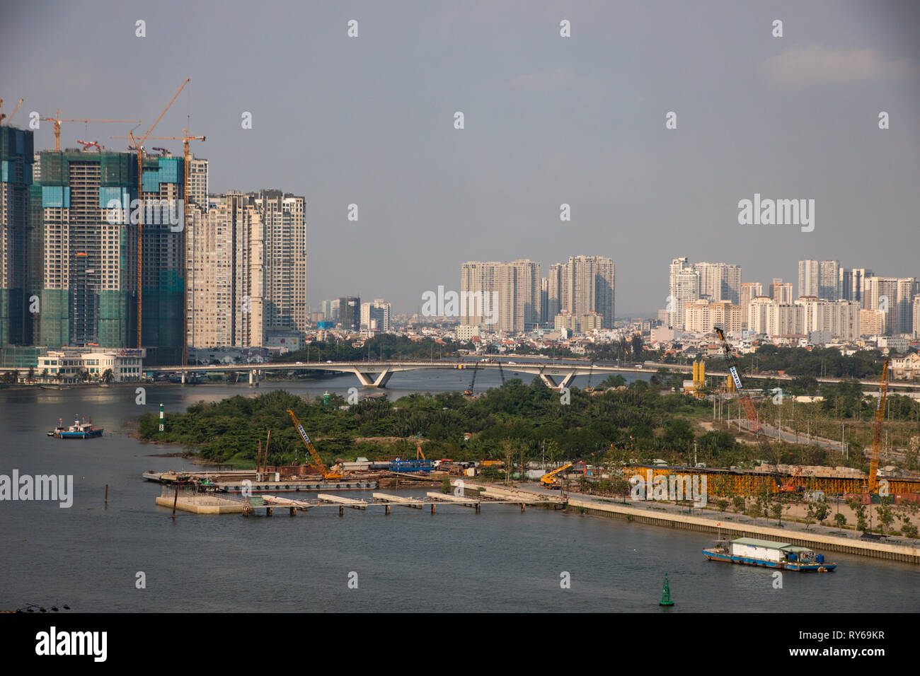 Rivière Saigon, Ho Chi Minh City, Vietnam, dimanche 12 mars 2019. Jour ensoleillé chaud avec des maximums de 34 degrés le long de la rivière. Ho Chi Minh est la plus grande ville au Vietnam avec 9 millions de résidents. Credit : WansfordPhoto/Alamy Live News Banque D'Images