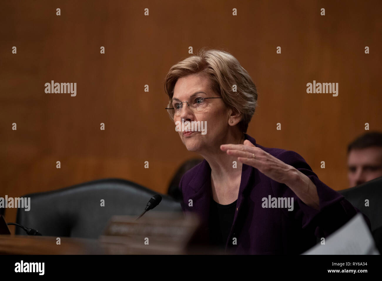 Le sénateur Elizabeth Warren, le Démocrate du Massachusetts, demande à ...