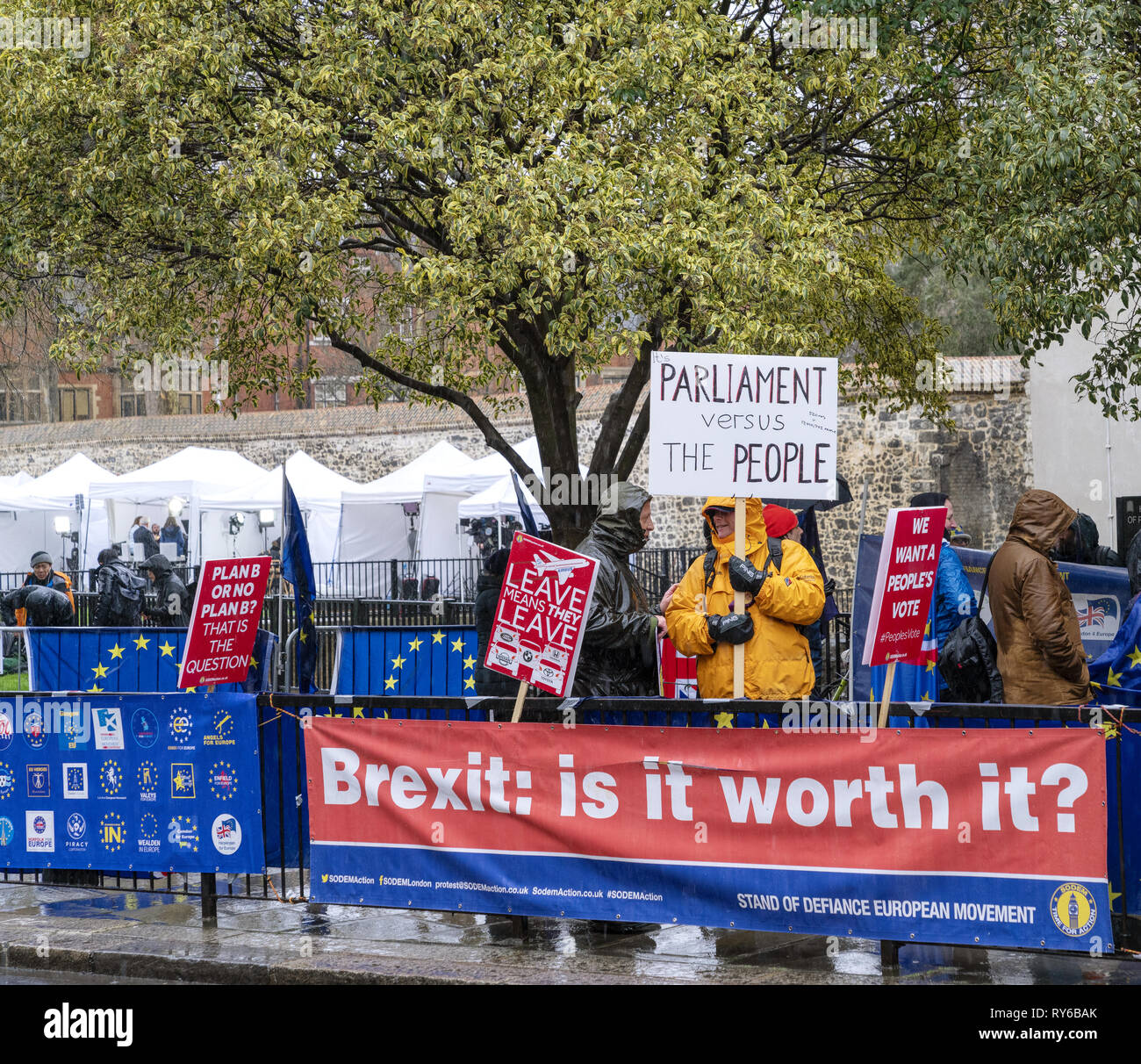 Londres, Royaume-Uni. Mar 12, 2019. Un protestataire détient la bannière "Parlement contre le peuple' au Brexit - pro et anti - Brexit manifestation à Londres. Credit : AndKa/Alamy Live News Banque D'Images