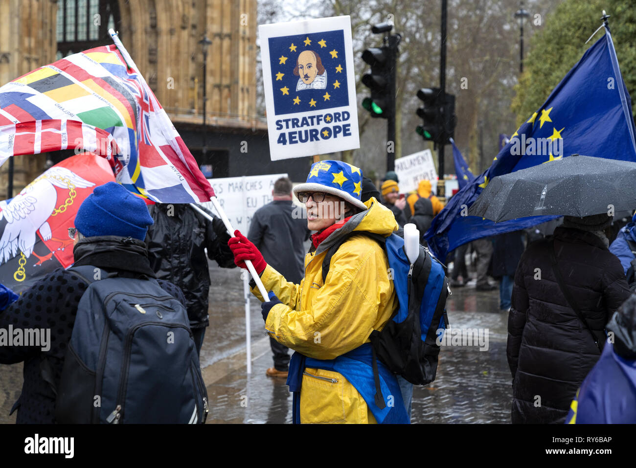 Londres, Royaume-Uni. Mar 12, 2019. Un Brexit rester vague protestataire drapeau dans Heavy Rain à l'extérieur de la Maison du Parlement à Londres. Credit : AndKa/Alamy Live News Banque D'Images
