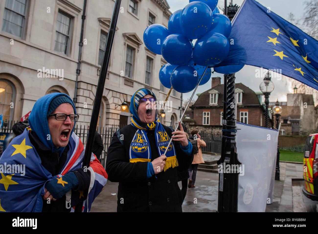 Londres, Royaume-Uni. 12 mars, 2019. Quitter signifie quitter et SODEM, pro UE, les manifestants continuent à présenter leurs arguments, côte à côte, à l'extérieur du Parlement comme le crunch vote sur Theresa May's plan est prévue ce soir. Crédit : Guy Bell/Alamy Live News Banque D'Images