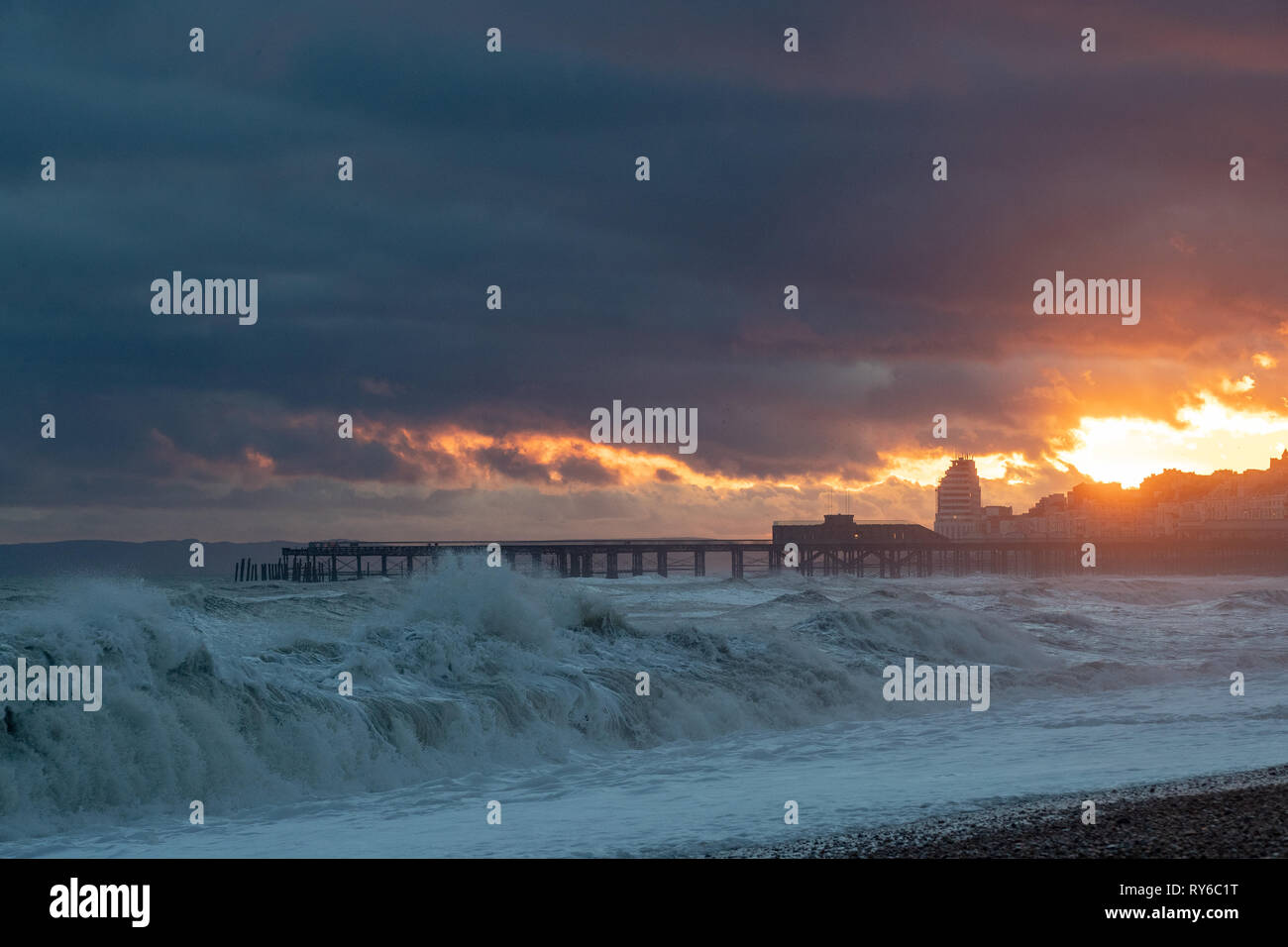 Hastings, Royaume-Uni. Mar 12, 2019. Hastings, Royaume-Uni. Le mardi 12 mars 2019. Gareth tempête apporte une mer agitée et des vents violents de la côte sud pendant le coucher du soleil, un avertissement jaune de dit s'a été émis pour des vents forts par le Met Office et ses prévisions d'empirer au cours de la nuit du front de mer de Hastings, de crédit : Jason Richardson/Alamy Live News Banque D'Images