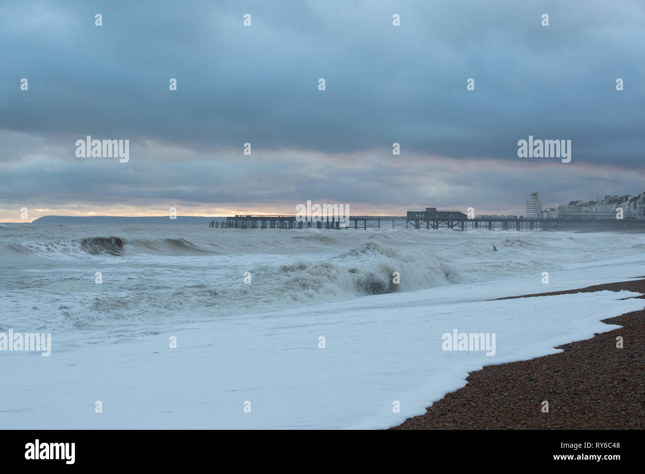 Hastings, Royaume-Uni. Mar 12, 2019. Hastings, Royaume-Uni. Le mardi 12 mars 2019. Gareth tempête apporte une mer agitée et des vents violents de la côte sud pendant le coucher du soleil, un avertissement jaune de dit s'a été émis pour des vents forts par le Met Office et ses prévisions d'empirer au cours de la nuit du front de mer de Hastings, de crédit : Jason Richardson/Alamy Live News Banque D'Images