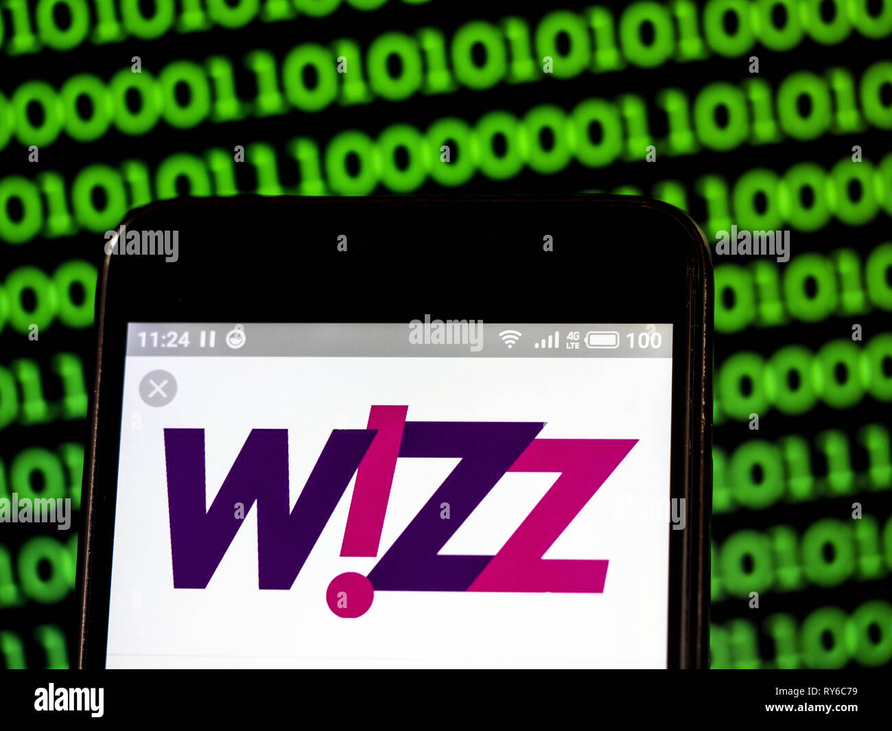 L'Ukraine. Mar 12, 2019. Wizz Air Holdings plc logo de l'entreprise vu affichée sur un téléphone intelligent. Crédit : Igor Golovniov SOPA/Images/ZUMA/Alamy Fil Live News Banque D'Images