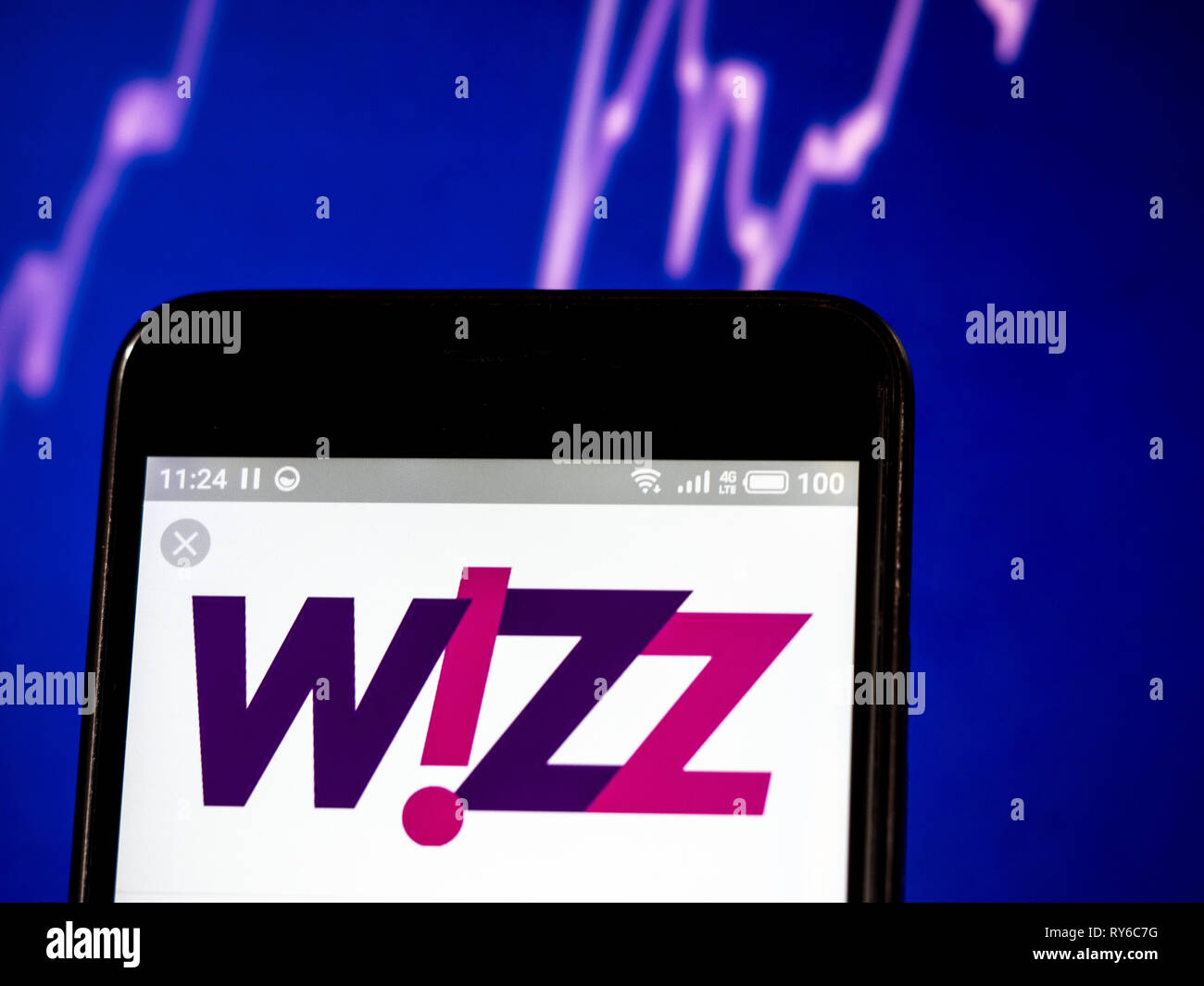 L'Ukraine. Mar 12, 2019. Wizz Air Holdings plc logo de l'entreprise vu affichée sur un téléphone intelligent. Crédit : Igor Golovniov SOPA/Images/ZUMA/Alamy Fil Live News Banque D'Images