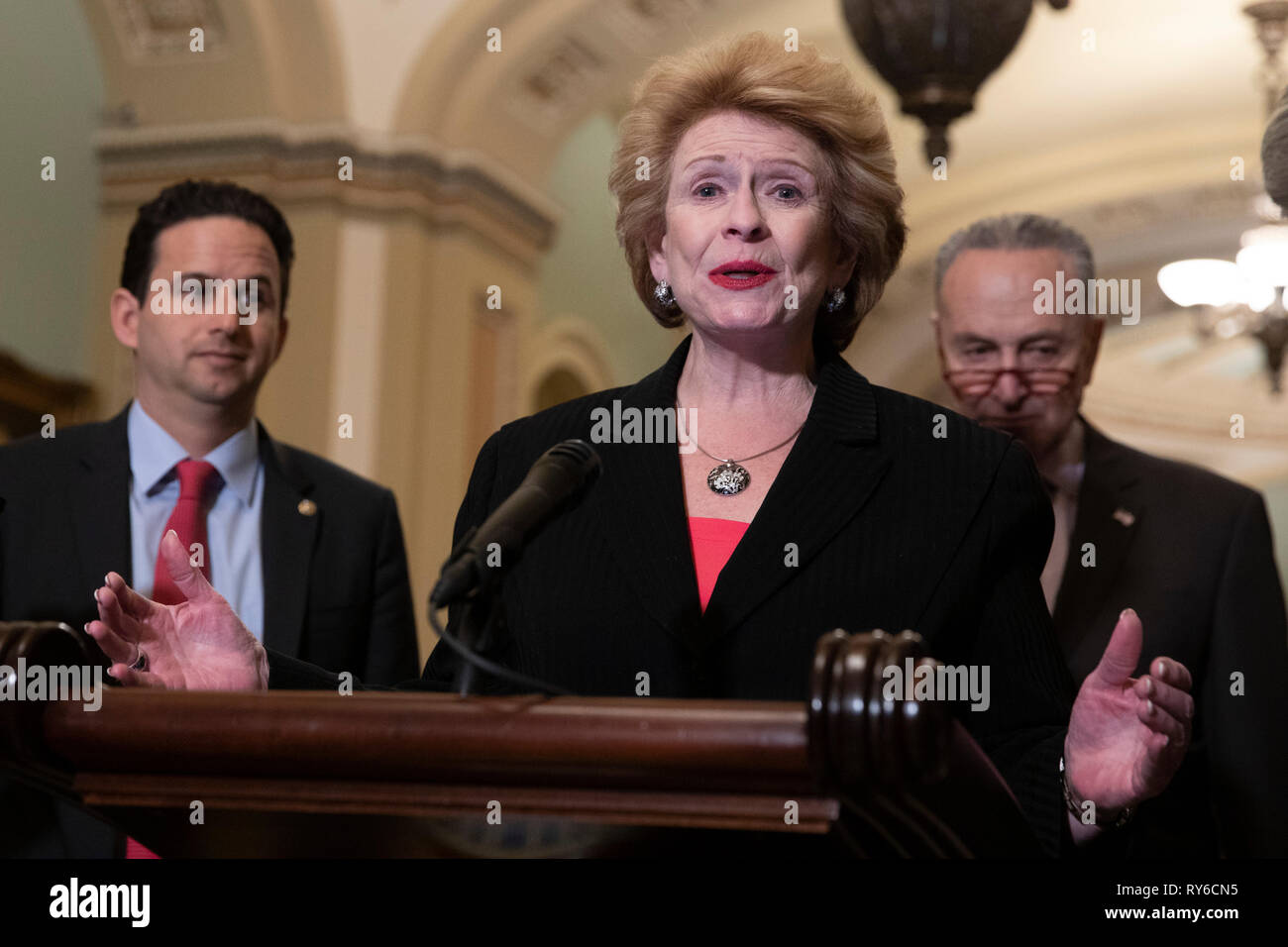 Washington, États-Unis d'Amérique. Mar 12, 2019. Debbie Stabenow, sénateur démocrate du Michigan, prend la parole lors d'une conférence de presse après un Caucus démocratique le déjeuner sur la colline du Capitole à Washington, DC Le 12 mars 2019. Crédit : Alex Edelman/CNP Crédit dans le monde entier | conditions : dpa/Alamy Live News Banque D'Images