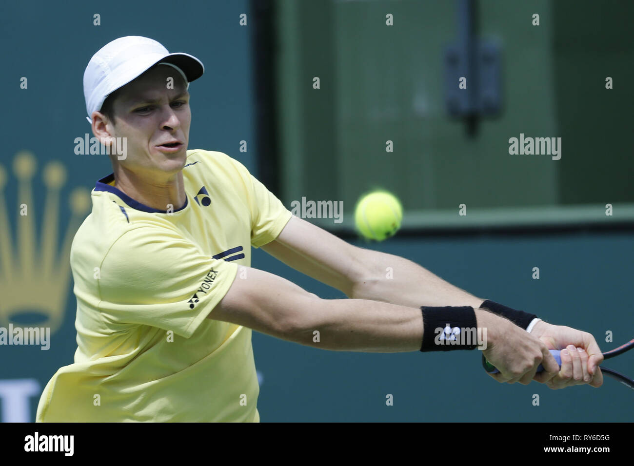 Indian Wells, en Californie, USA. Mar 12, 2019. Hubert Hurkacz de Pologne, renvoie la balle à Kei Nishikori du Japon, au cours de la hommes des célibataires match du BNP Paribas Open de tennis le dimanche, Mars 12, 2019 à Indian Wells, en Californie. Hurkacz a gagné 2-1. Ringo : crédit Chiu/ZUMA/Alamy Fil Live News Banque D'Images