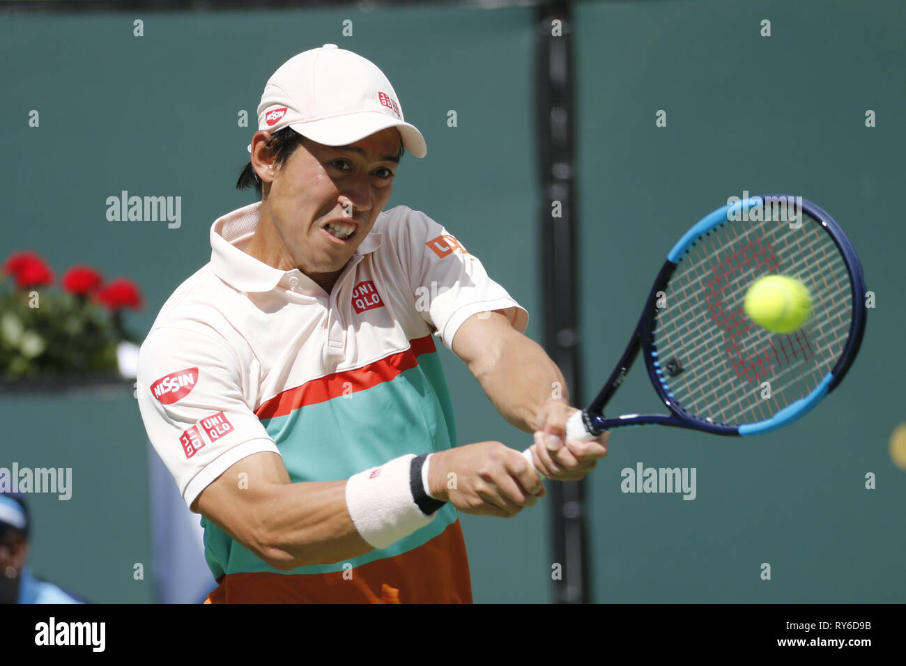 Indian Wells, en Californie, USA. Mar 12, 2019. Kei Nishikori du Japon, renvoie la balle à Hubert Hurkacz de Pologne pendant la match de simple hommes du BNP Paribas Open de tennis le dimanche, Mars 12, 2019 à Indian Wells, en Californie. Hurkacz a gagné 2-1. Ringo : crédit Chiu/ZUMA/Alamy Fil Live News Banque D'Images