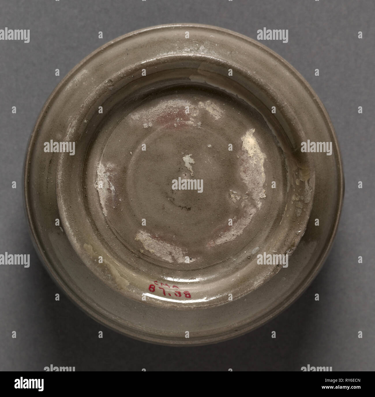 Boîte couverte avec Double-Parrot Design, 960-1127. La Chine, la province de Zhejiang, dynastie des Song du Nord (960-1127). Avec décoration grès incisés, Yue ware Banque D'Images