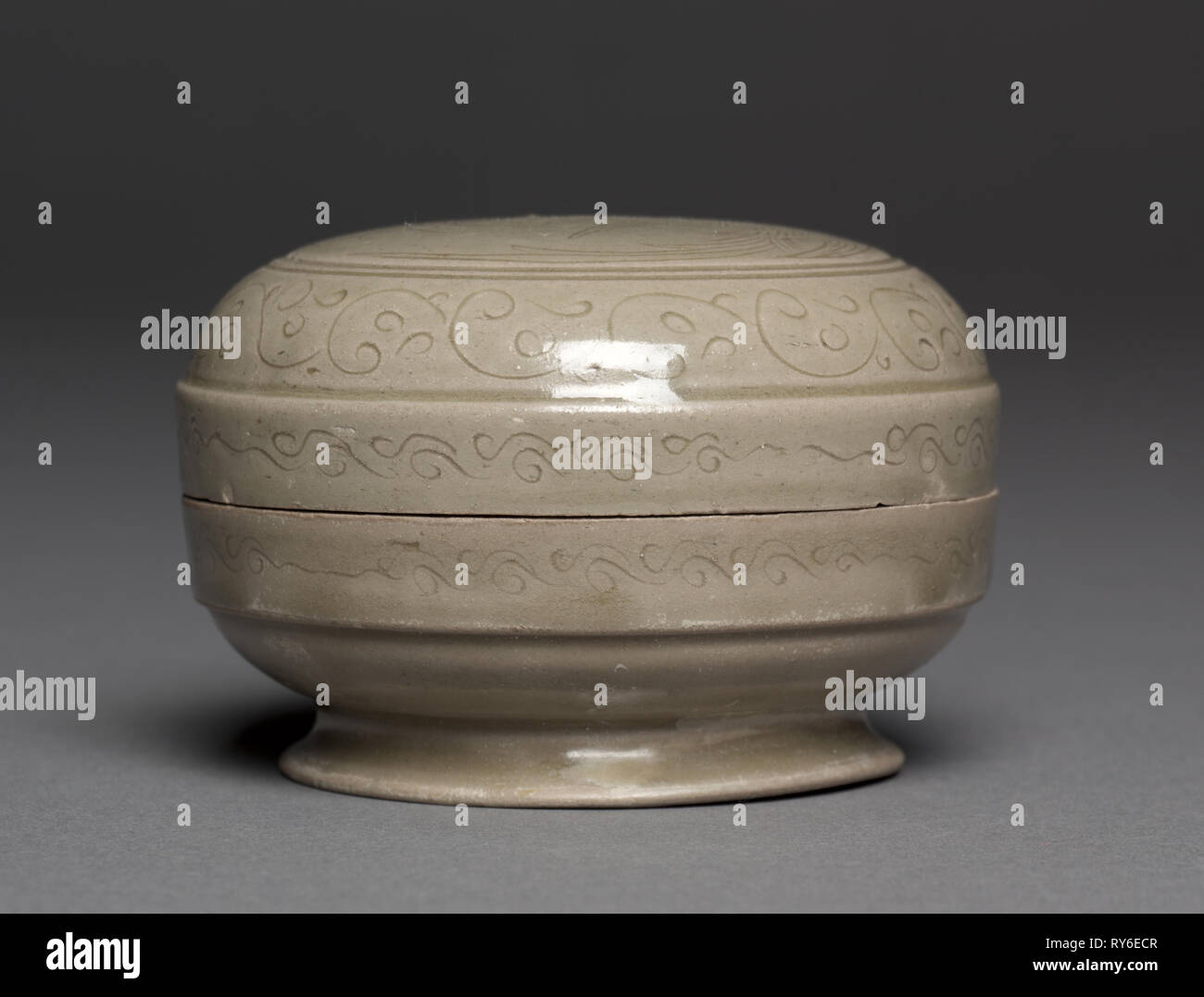 Boîte couverte avec Double-Parrot Design, 960-1127. La Chine, la province de Zhejiang, dynastie des Song du Nord (960-1127). Avec décoration grès incisés, Yue ware Banque D'Images