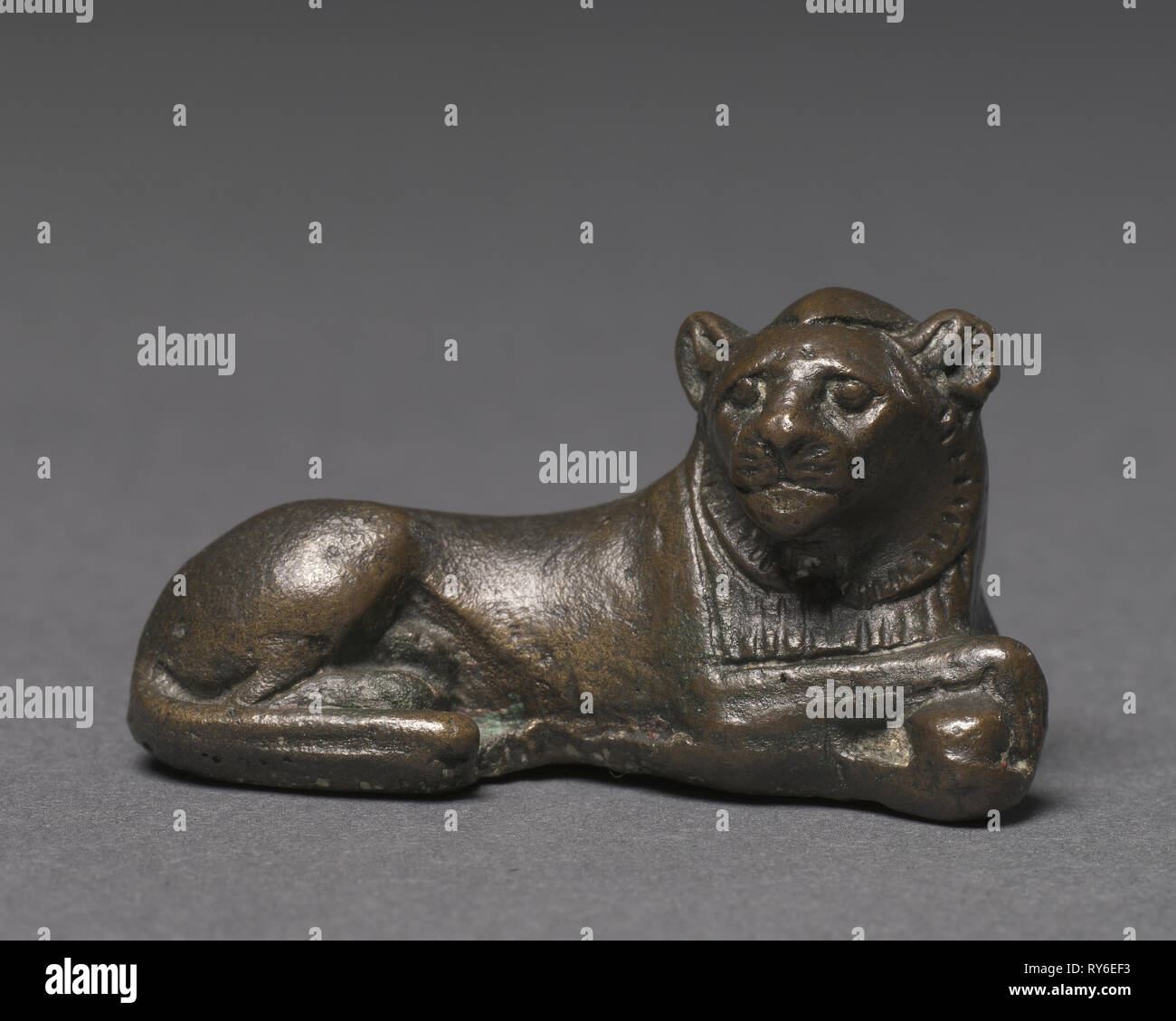 Poids dans la forme d'un lion, ch. 1391-1353 BC. Égypte, Nouvel Empire, Dynasty 18 (1540-1296 BC), règne d'Amenhotep III. Bronze au plomb-étain ; total : 2,5 x 2,3 cm (1 x 7/8 in Banque D'Images