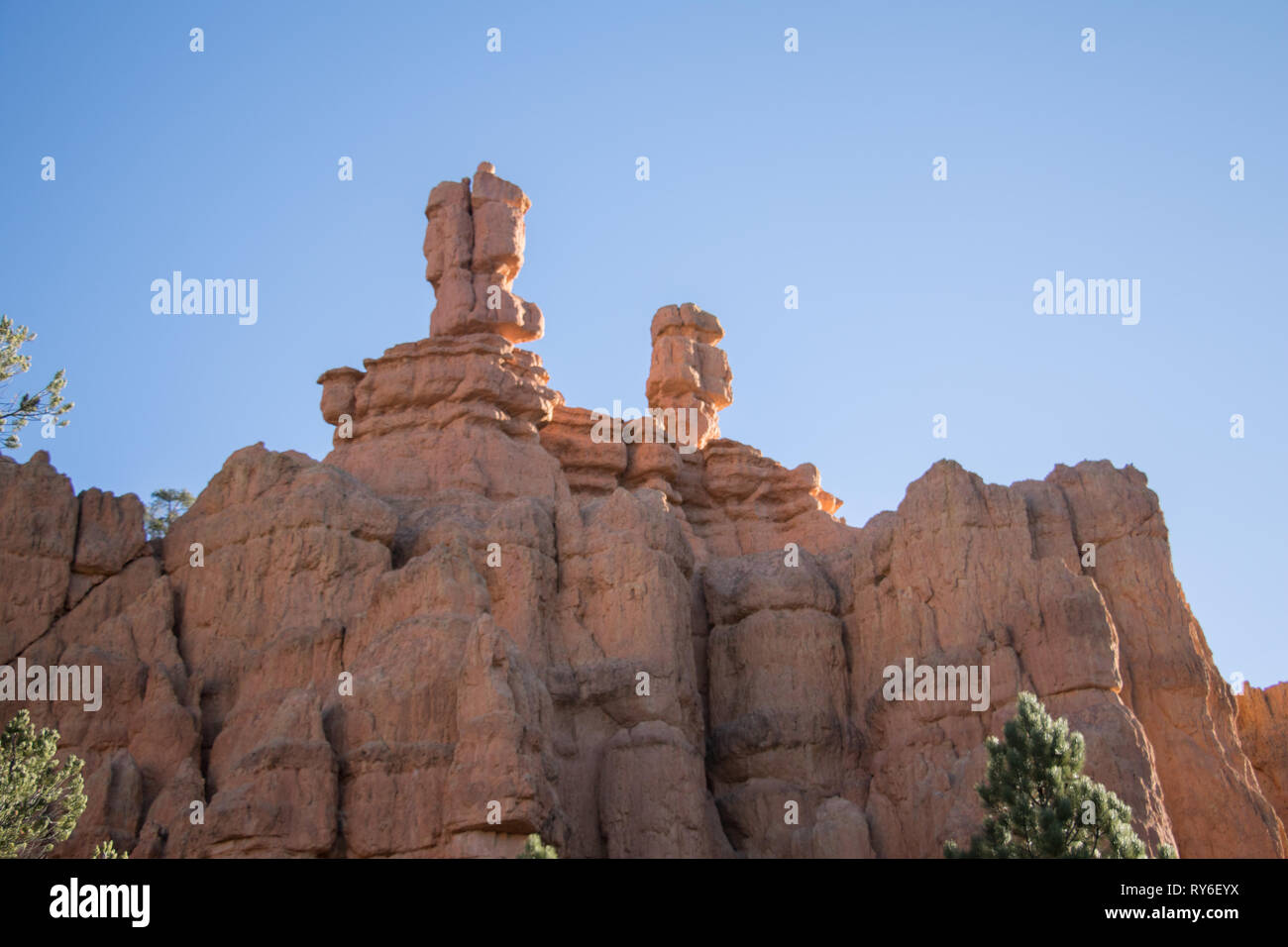 Explorer les cheminées de Red Canyon, Utah et ses formations rocheuses Limstone Claron. Dur la meilleure route pour Zion National Park, Bryce Canyon National Par Banque D'Images