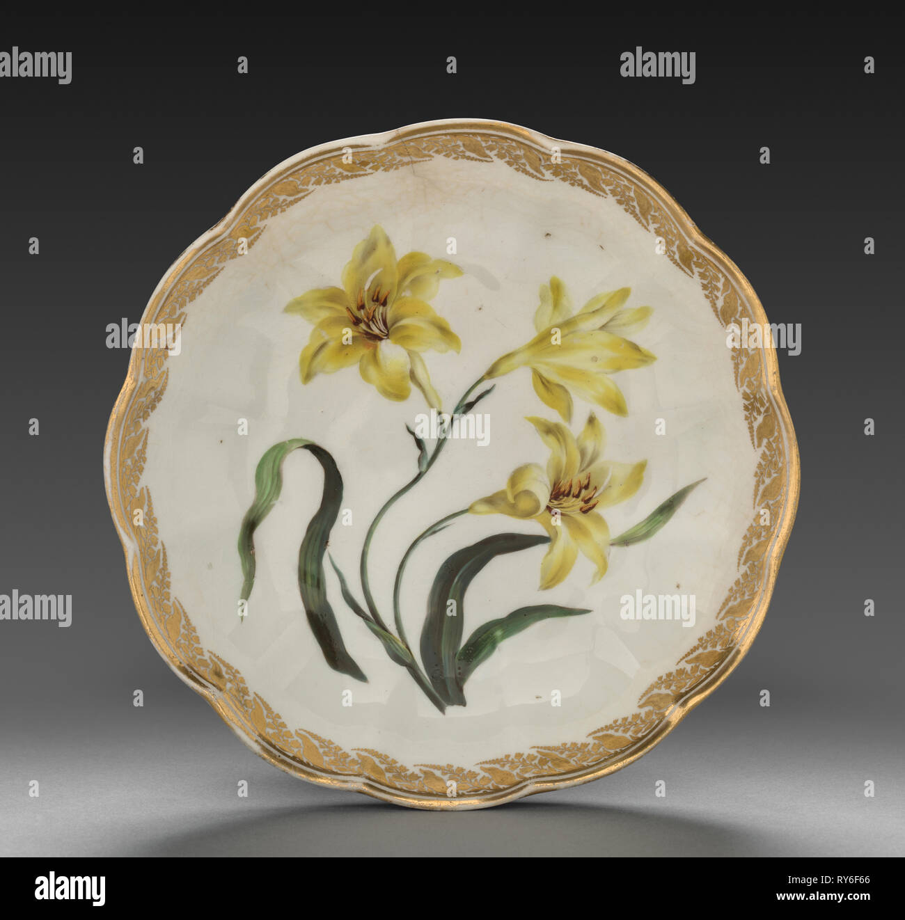 Bol de service dessert : Plus petit lis jaune, ch. 1800. Crown Derby Derby (Période) (britannique). Tasses ; diamètre : 22,8 cm (9 in.) ; total : 5 cm (1 15/16 in Banque D'Images