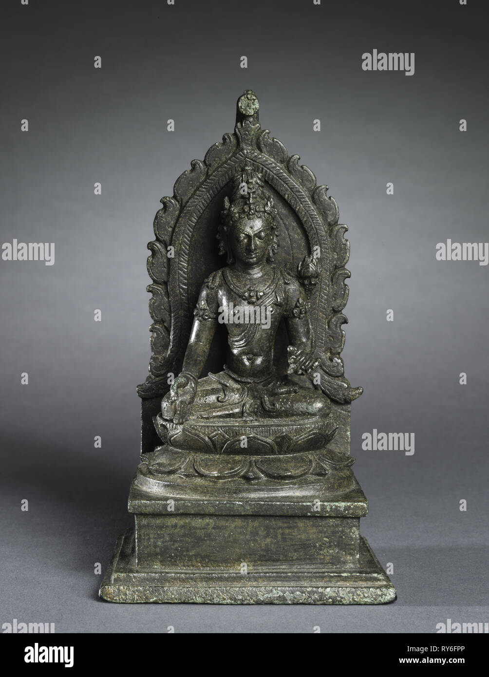 Avalokitesvara assis, 800s. Centre de Java, 9e siècle. Bronze ; total : 13,6 cm (5 3/8 in. Banque D'Images