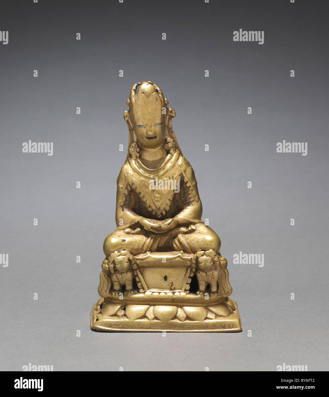 Bouddha couronné assis sur un trône de Lion, 700s. L'Inde, au Cachemire, 8e siècle. Laiton ; total : 15,6 cm (6 1/8 in Banque D'Images