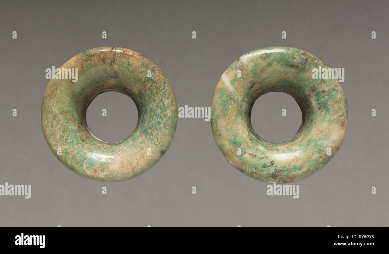 Paire d'ornements d'oreilles, 150-200. Le centre du Mexique, Teotihuacán style, période classique. Albitite-jadéite( ?) ; diamètre : 5,6 cm (2 3/16 in.) ; total : 2,4 cm (15/16 in Banque D'Images