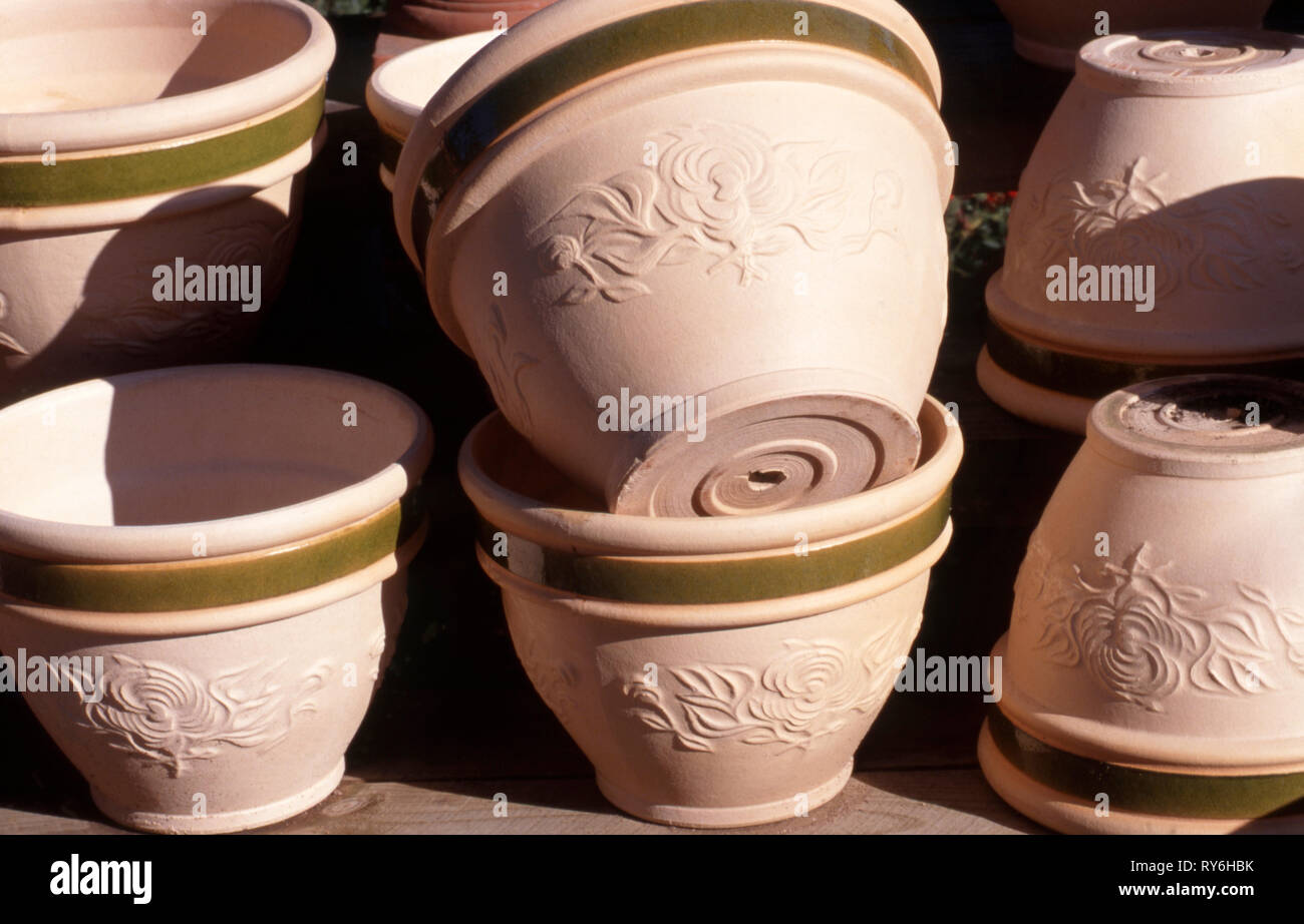 Nouveaux POTS DE JARDIN EXTÉRIEUR EN VENTE dans une pépinière locale, NEW SOUTH WALES, Australie. Banque D'Images