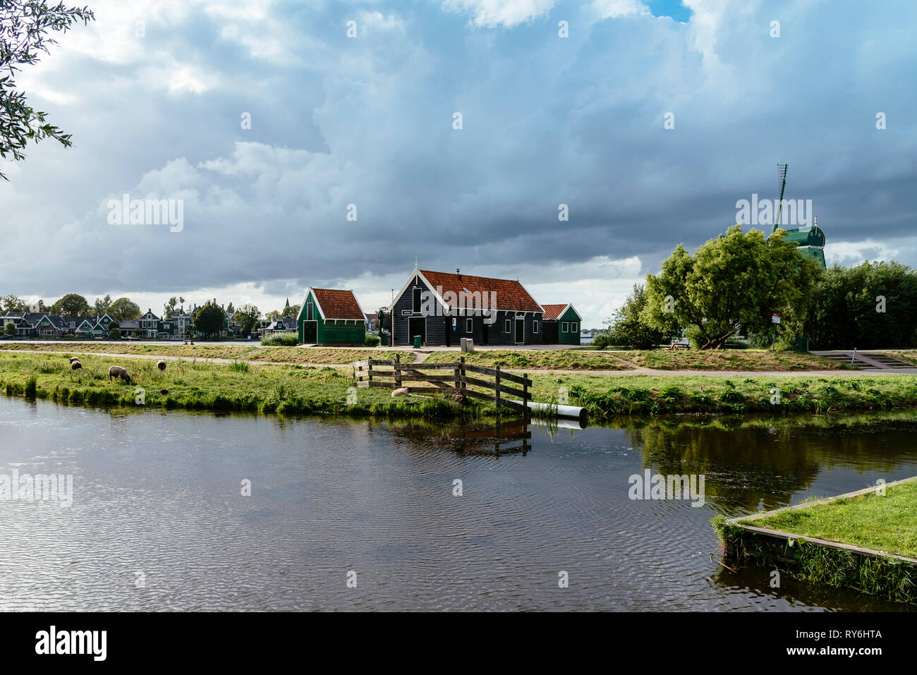 Vue panoramique du paysage du canal par contre ciel nuageux pendant le coucher du soleil Banque D'Images