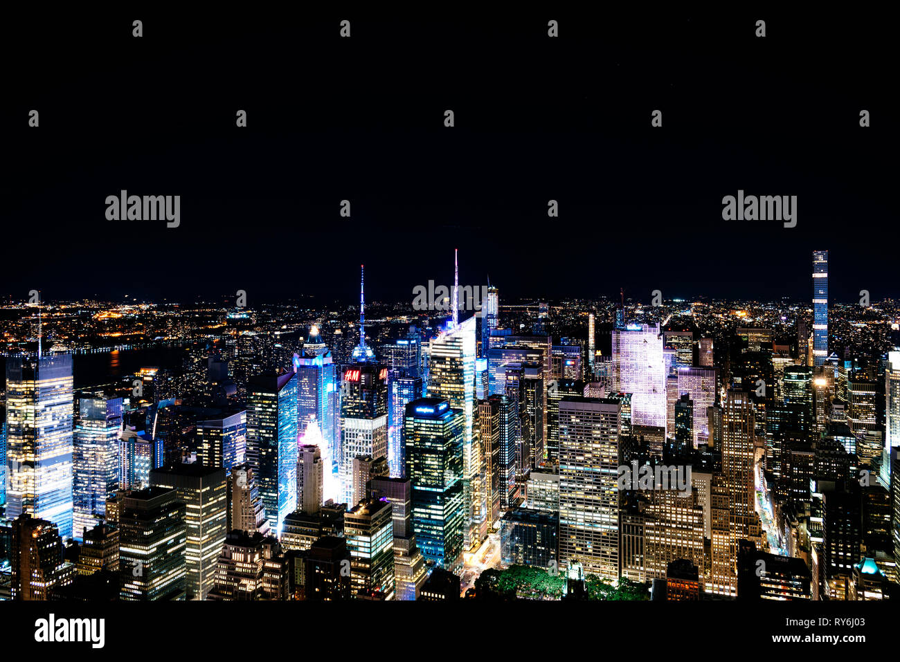 Vue aérienne de la ville illuminée contre Sky at Night Banque D'Images