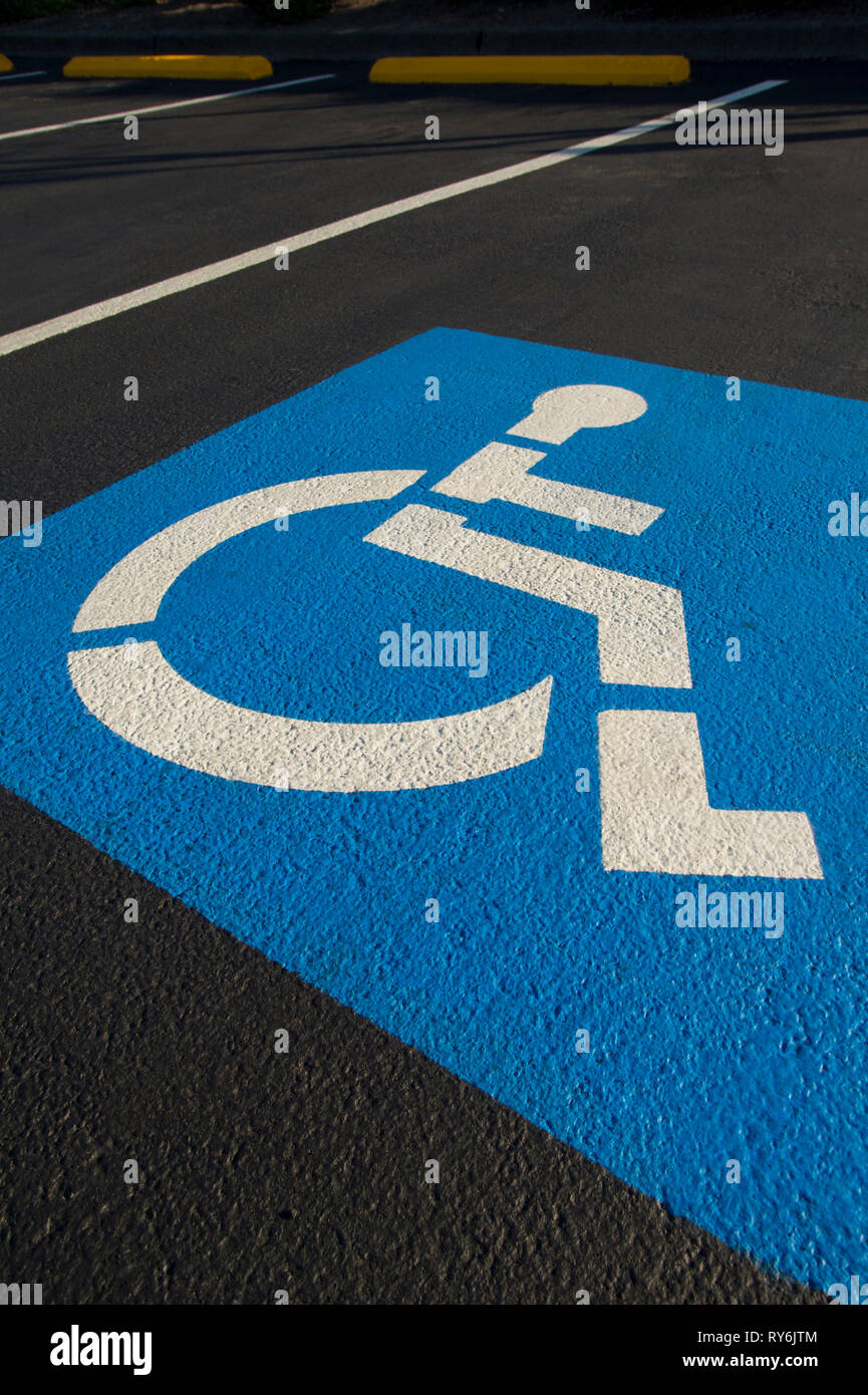 Portrait de l'accès en fauteuil roulant sign on road in city Banque D'Images