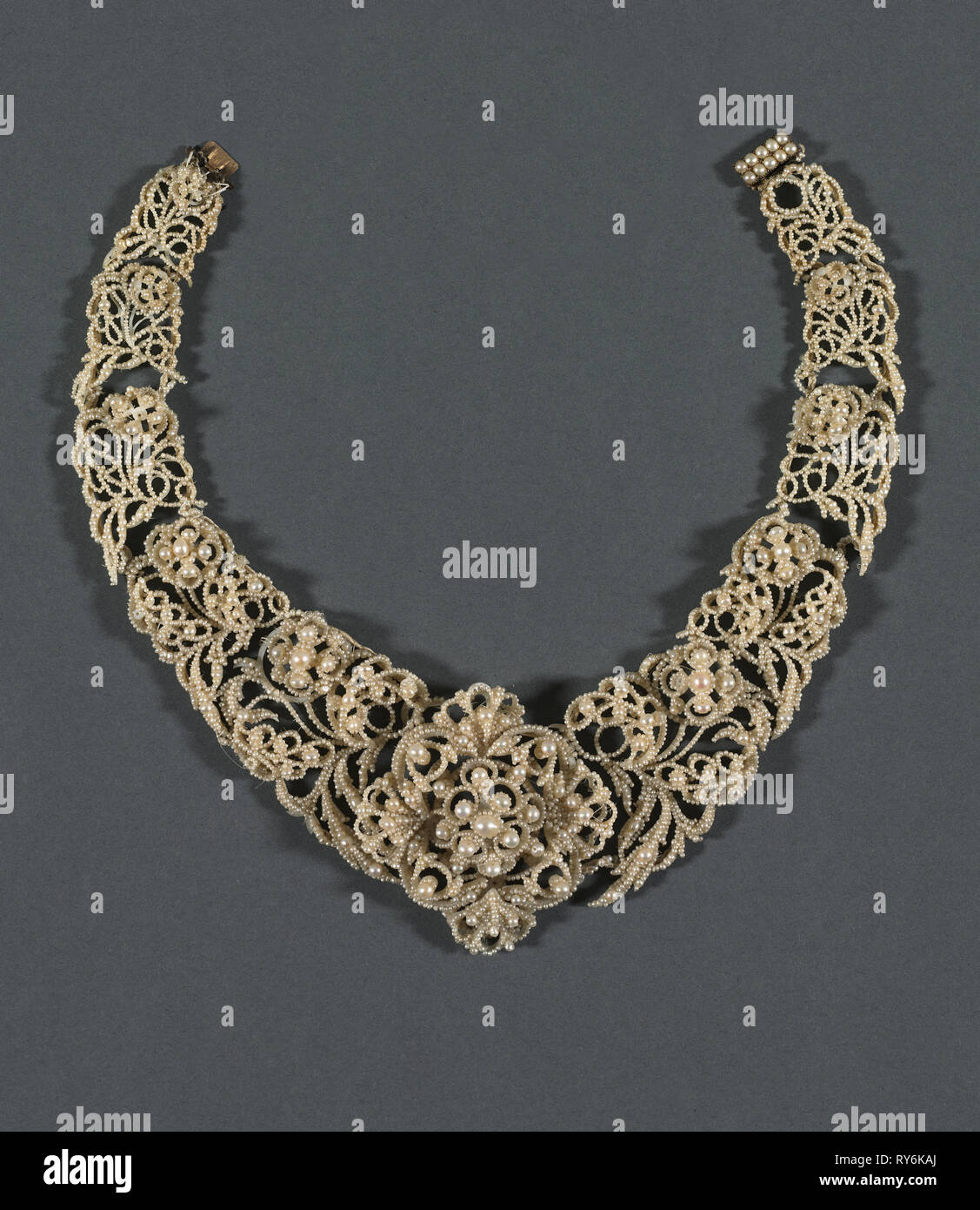 Collier Parure), ch. 1850. Angleterre, 19e siècle. Seed pearl sur nacre ;  total : 44,4 cm (17 1/2 po Photo Stock - Alamy