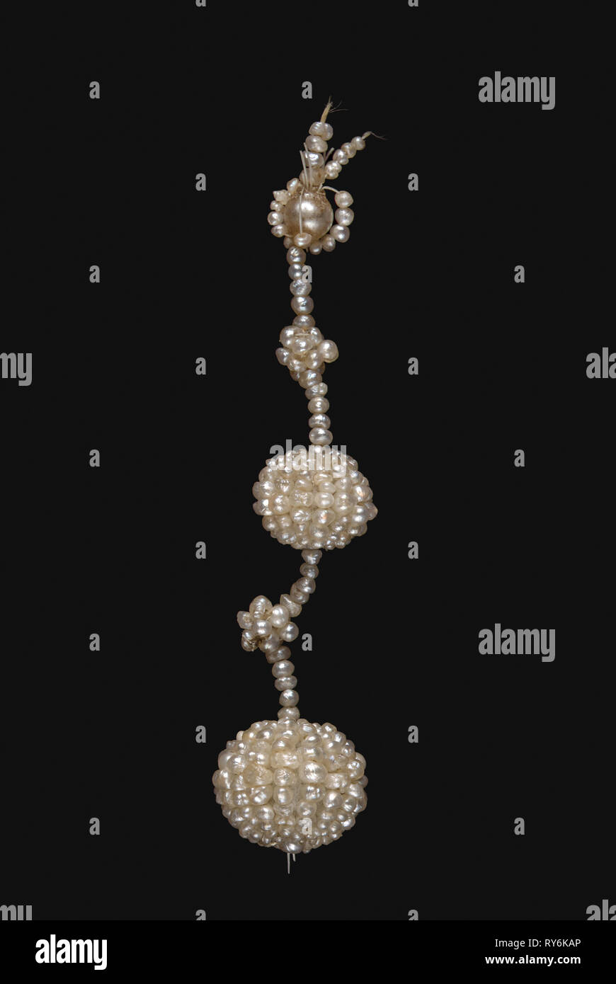 Earring (Parure), ch. 1850. Angleterre, 19e siècle. Seed pearl sur nacre ; total : 6,3 cm (2 1/2 po Banque D'Images