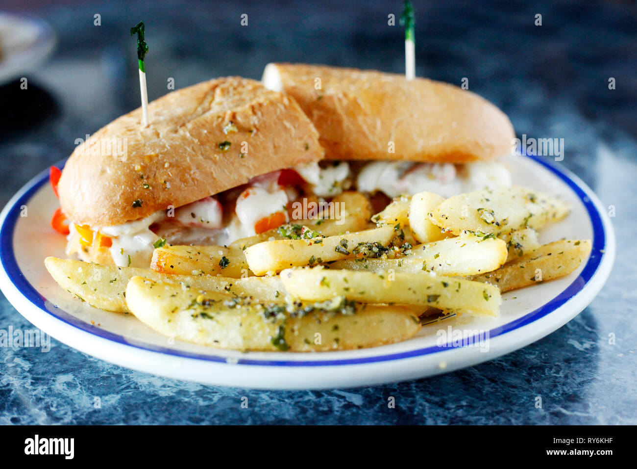 Close-up of burger avec frites servi dans la plaque sur la table Banque D'Images