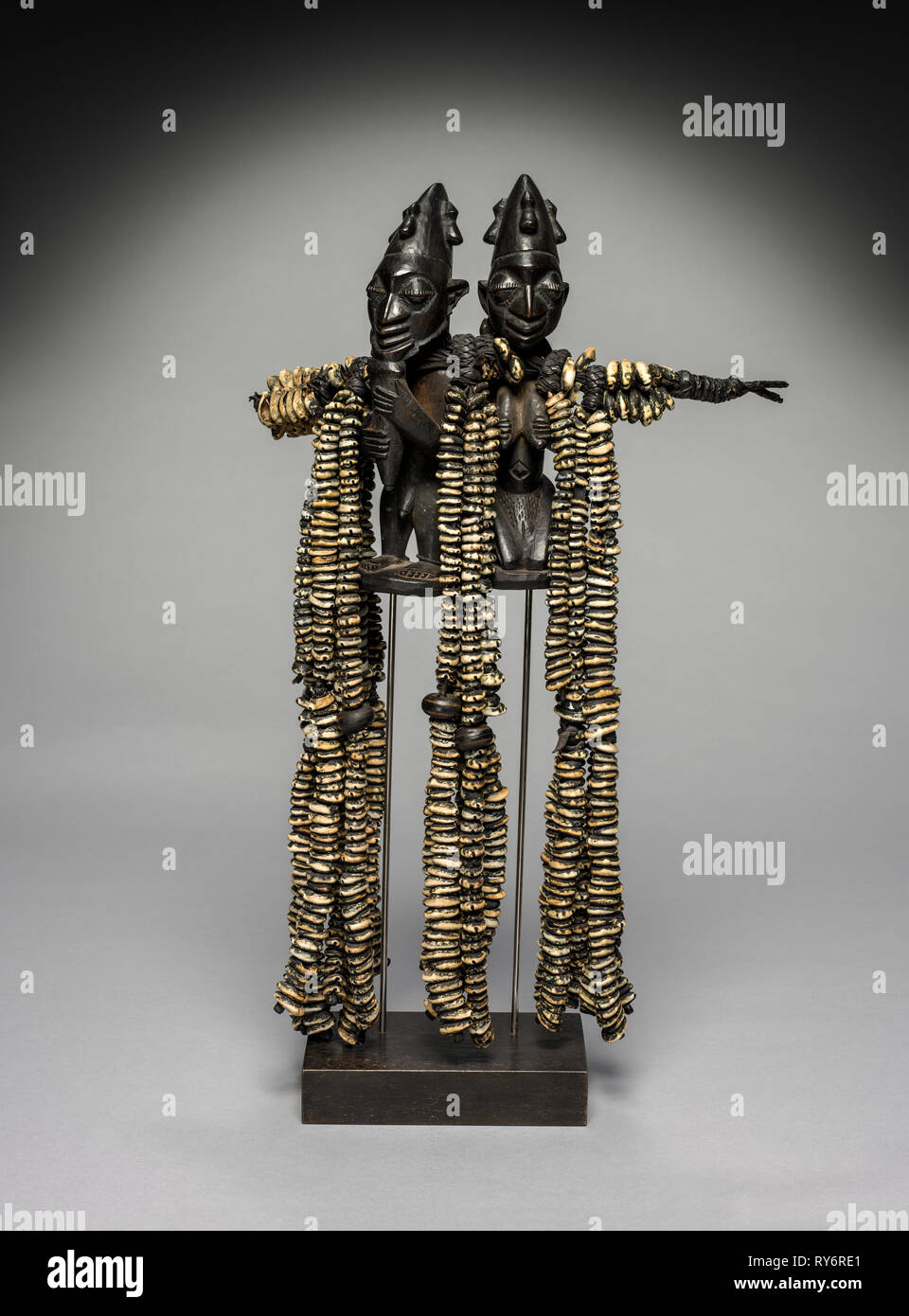 Eshu, le personnel de la danse des années 1800. La côte de Guinée, le Nigeria, Yoruba. Bois, cuir, coquillages de porcelaine ; 62 cm (24 7/16 po Banque D'Images