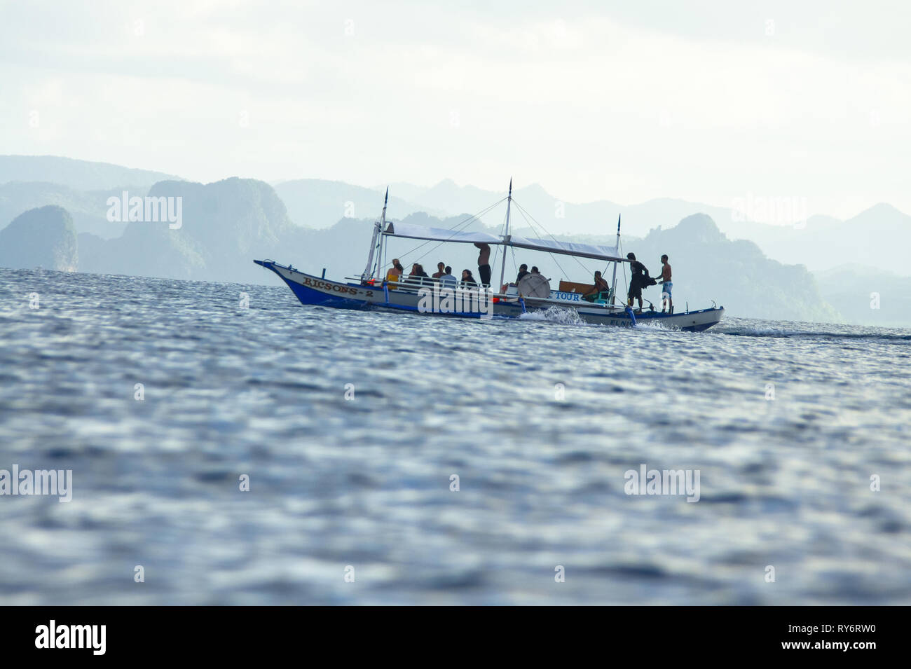 Les passagers de bateaux d'excursion et de l'île exotique paysage - El Nido, Palawan, Philippines Banque D'Images