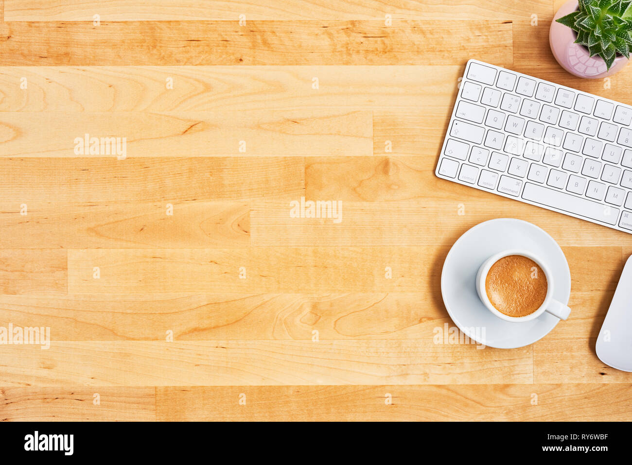 Tasse de café ou d'espresso avec clavier, souris et plante sur table en bois jaune. Concept de bureau. Vue d'en haut. L'espace de copie pour le texte. Mise à plat. Banque D'Images