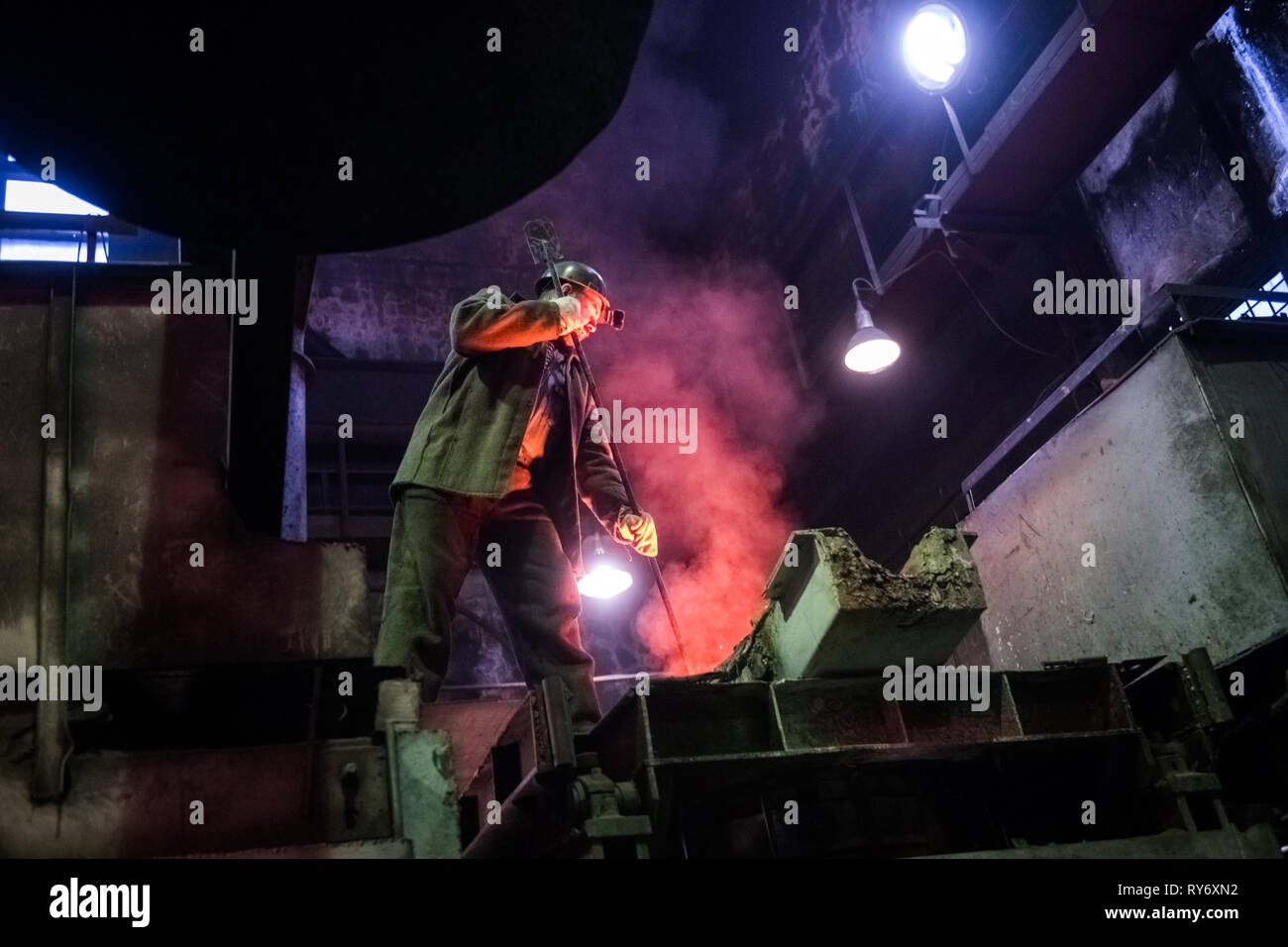 Saint Petersburg, Russie - le 13 décembre 2018. Les travailleurs de l'atelier de fonderie. Banque D'Images