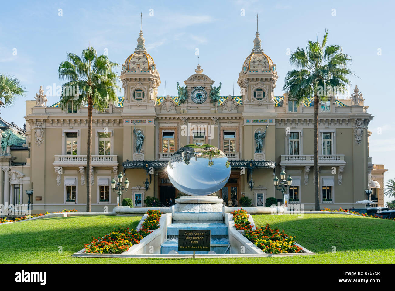 Monaco, 21 OCT : le célèbre Casino de Monte-Carlo avec Anish Kapoor sculpture miroir le Oct 21, 2018 à Monco Banque D'Images