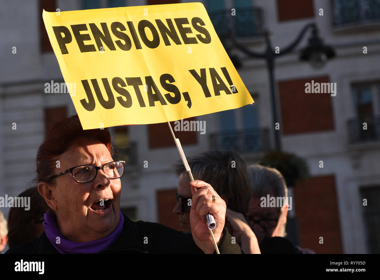 Un pensionné est vu holding a placard disant juste maintenant alors que les pensions, criant des slogans pendant la manifestation. Près de 300 retraités se sont rassemblés à la Puerta del Sol à Madrid, le gouvernement espagnol exigeant une augmentation de leurs pensions et de protestation contre les coupures dans les services publics. Banque D'Images
