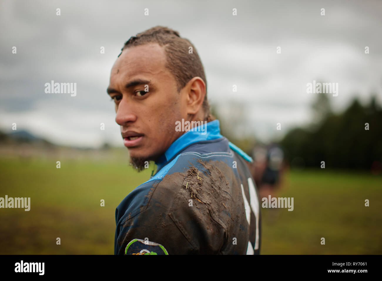 Joueur de rugby avec une expression inquiète. Banque D'Images