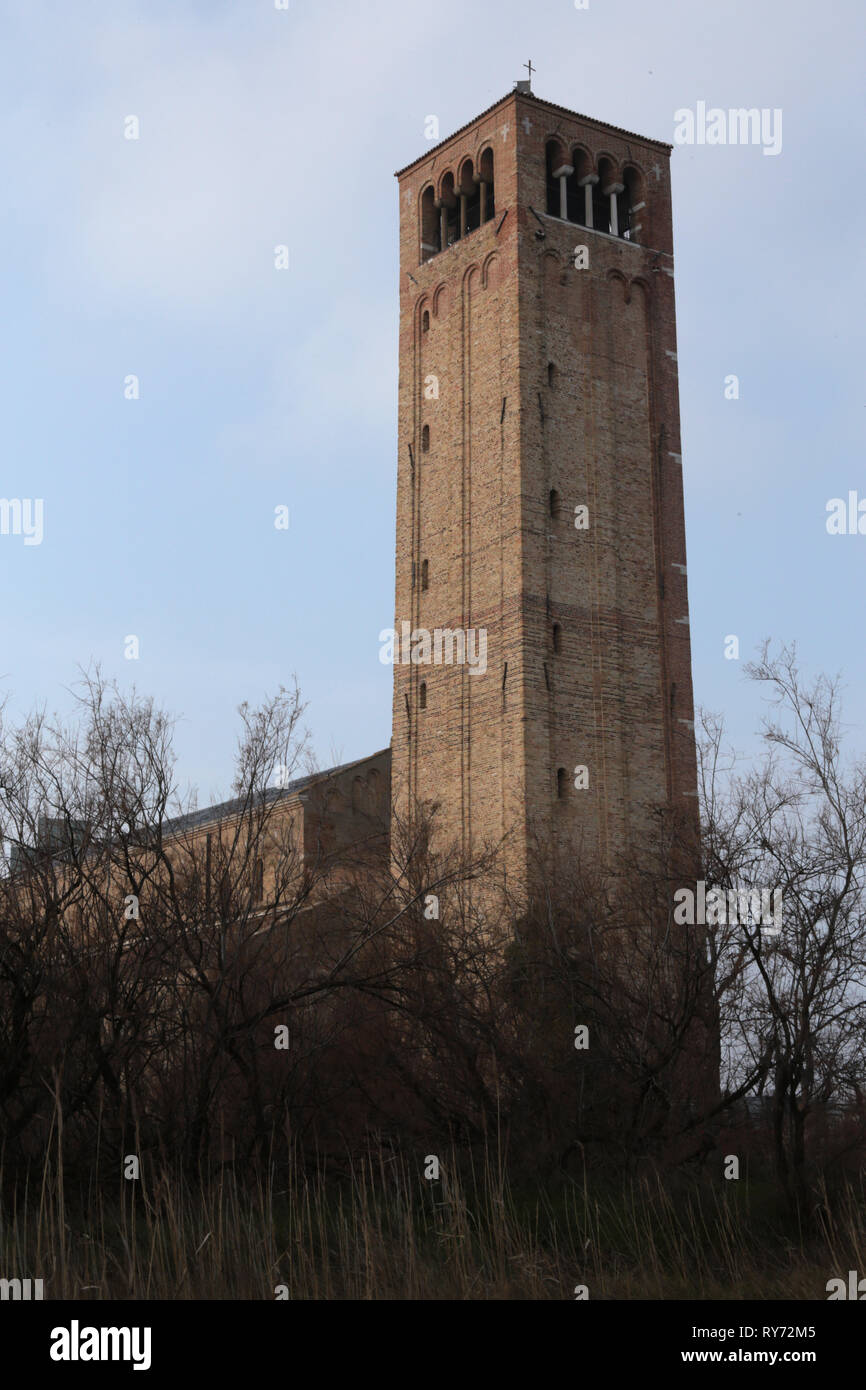 Le campanile ou clocher de l'église de Santa Maria Assunta, une basilique église sur l'île de Torcello, Venise, Italie du nord Banque D'Images