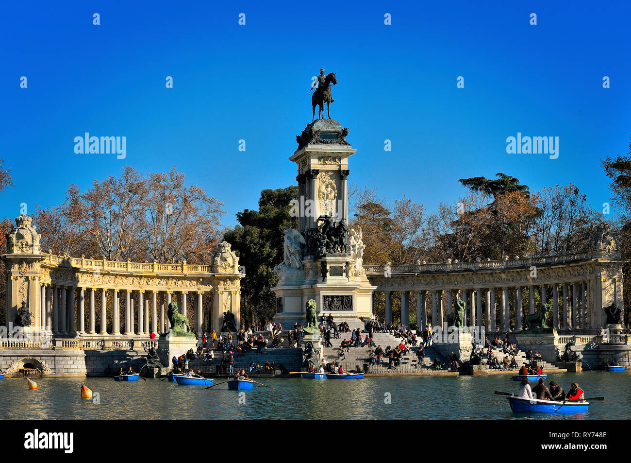 Monument à Alfonso XII à Buen Retiro Park contre le ciel bleu clair au cours de journée ensoleillée Banque D'Images