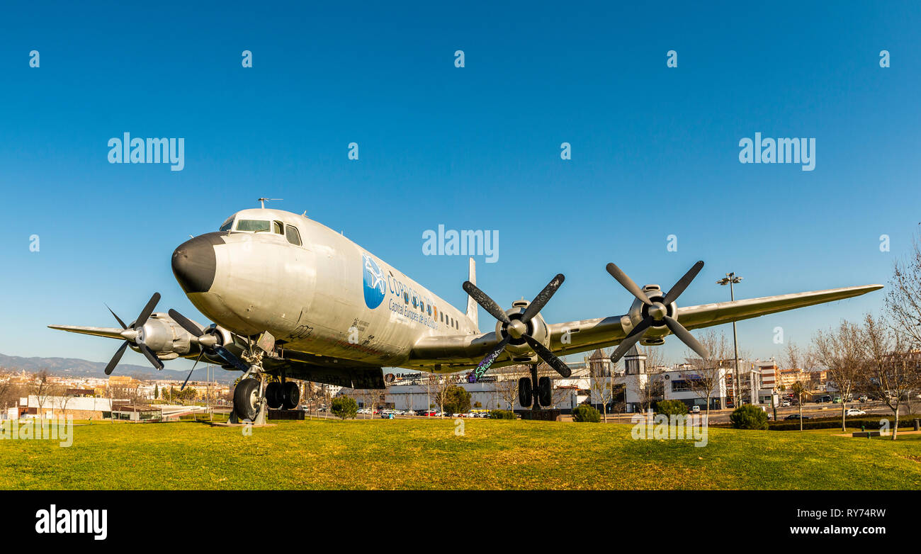 Cordoue, Espagne - Février 14, 2019 : avion DC7 ans exposée sur pelouse verte du pays sous le ciel bleu clair au soleil à Cordoba, Espagne le 14 février 2019 Banque D'Images