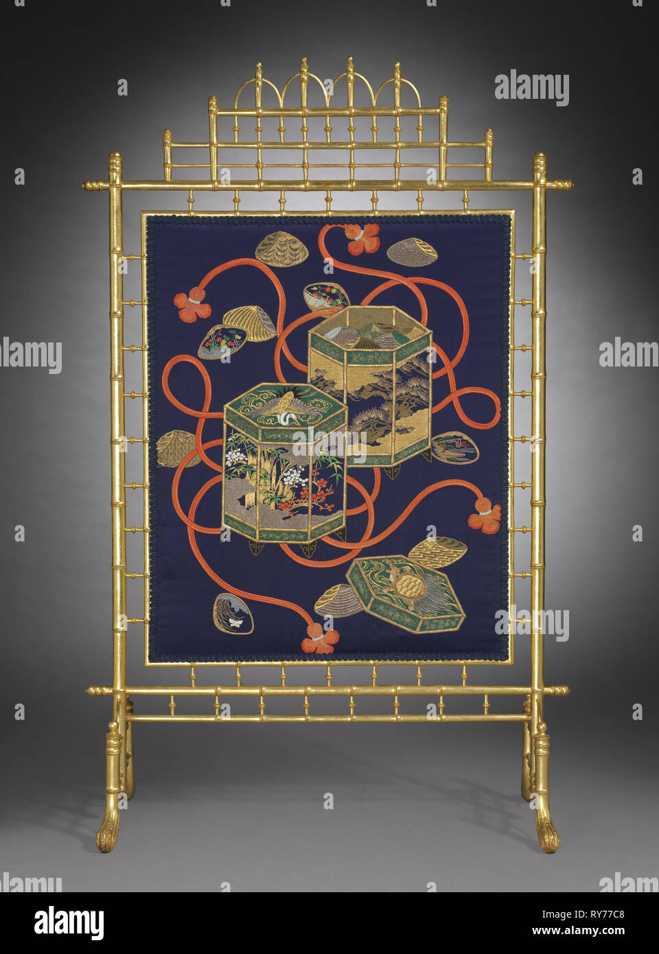 Écran de cheminée, ch. 1870-1880. France, 19e siècle. Dorure faux cadre en bambou avec panneau de soie brodée main ; total : 135,9 x 86,4 x 40,6 cm (53 1/2 x 34 x 16 en Banque D'Images