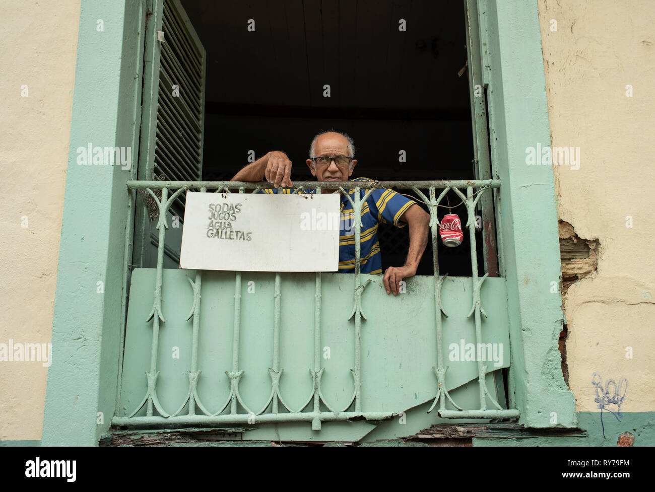 Vendeur local inconnu offre des rafraîchissements à partir de son appartement au premier étage. Casco Viejo, la ville historique de la ville de Panama, Panama. Oct 2018 Banque D'Images