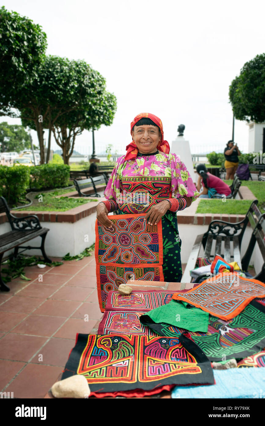 Guna femme vendant ses molas (faite à la main motifs textiles, faite d'un certain nombre de couches à la main stitches) près de Paseo de las Bóvedas, Panama City, Panama Banque D'Images