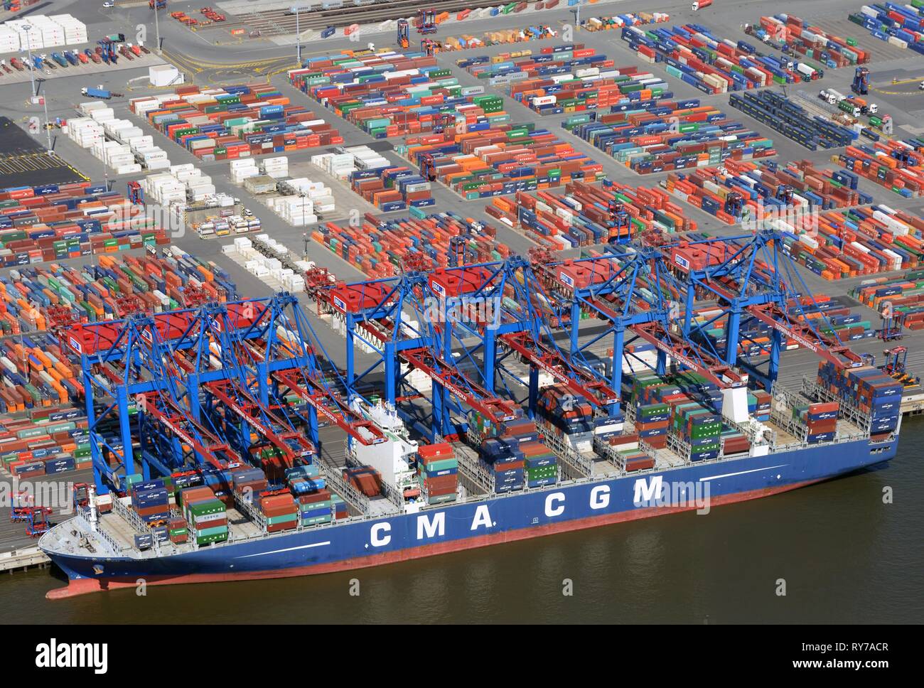 Porte-conteneurs CMA CGM dans le port à conteneurs, de chargement de conteneurs, Hambourg, Allemagne Banque D'Images