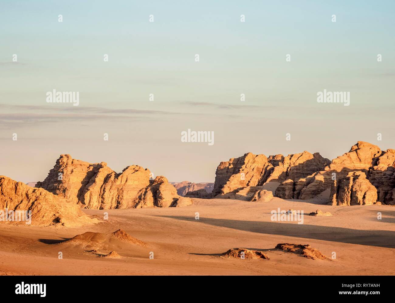 Paysage désertique avec des roches à la lumière du matin, Wadi Rum, vue aérienne d'un ballon, le gouvernorat d'Aqaba, Jordanie Banque D'Images