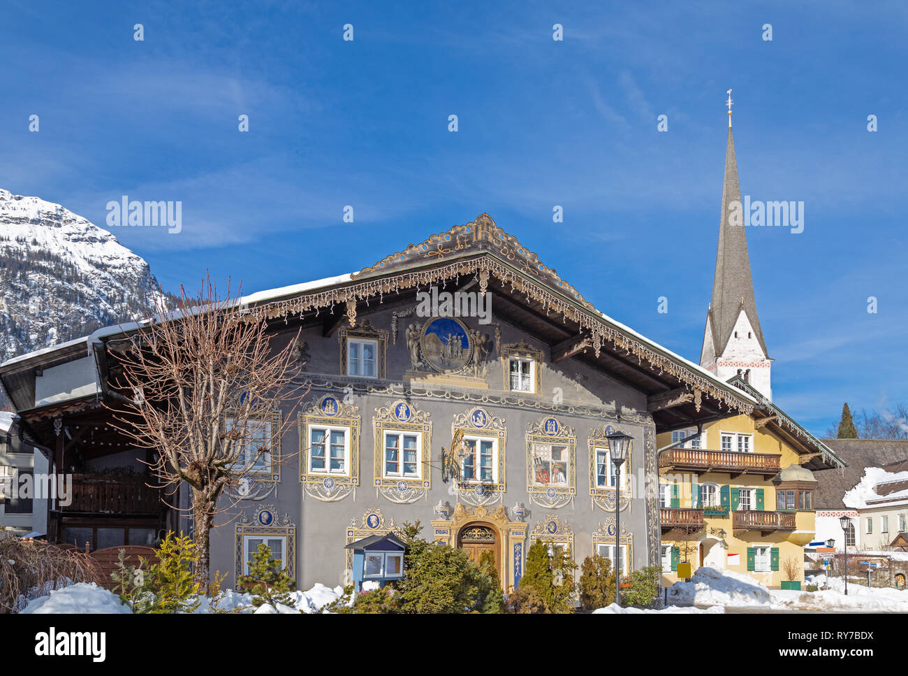 Bâtiment traditionnel en face de la vieille église, Garmisch Partenkirchen Banque D'Images