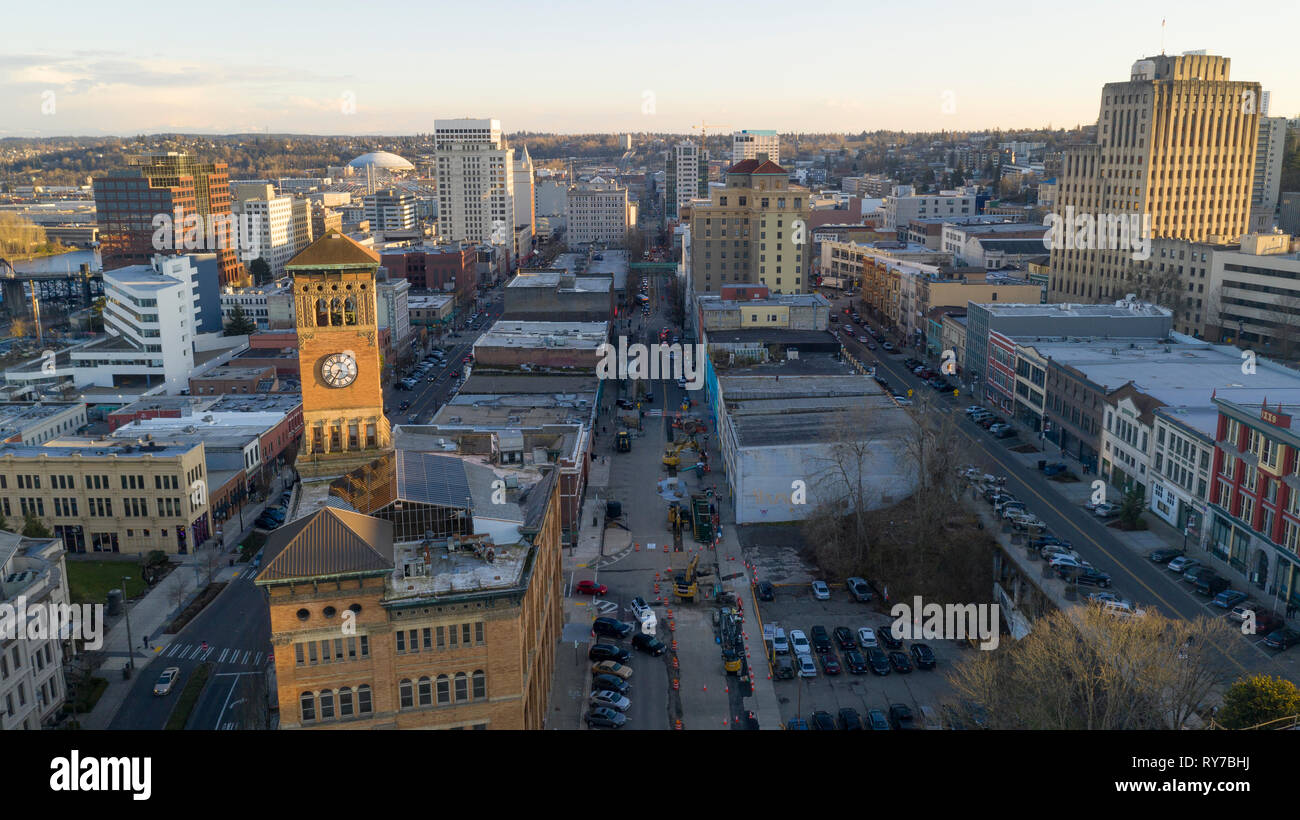 Le Soleil est bas dans le ciel en fin d'après-midi sur l'horizon urbain de Tacoma Washington Banque D'Images